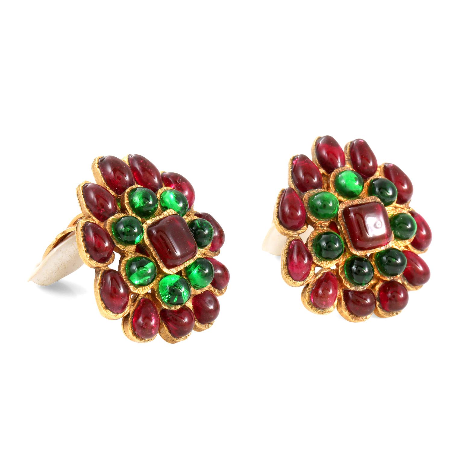 Chanel Rote und grüne Gripoix-Cluster-Ohrringe Damen im Angebot