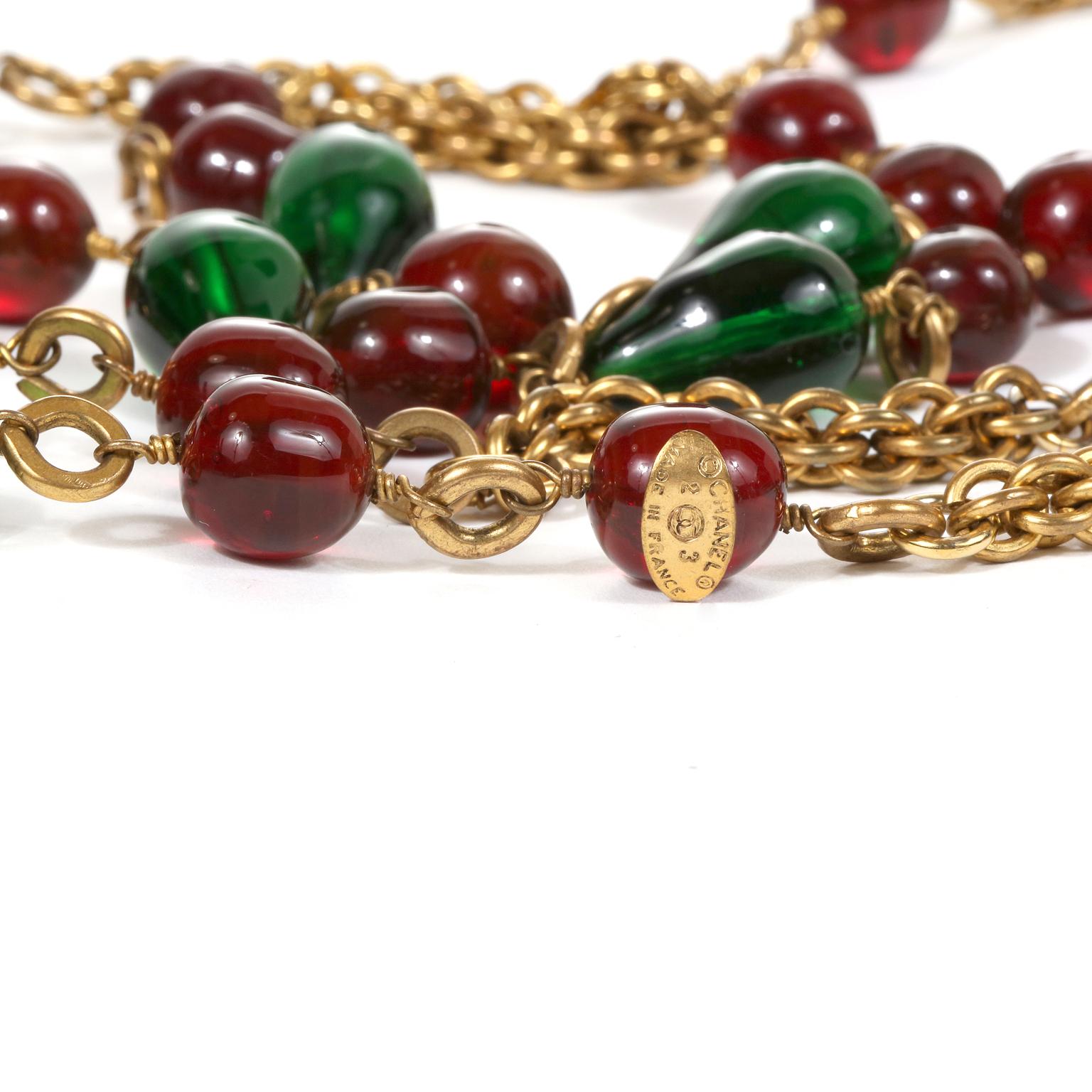 This authentic Chanel  Gripoix Gold Twist Chain is in excellent vintage condition from the mid 1980’s.  Red and green Gripoix glass stones are situated within a gold twisted extra long chain.  May be worn single or double.  70” length.  Made in