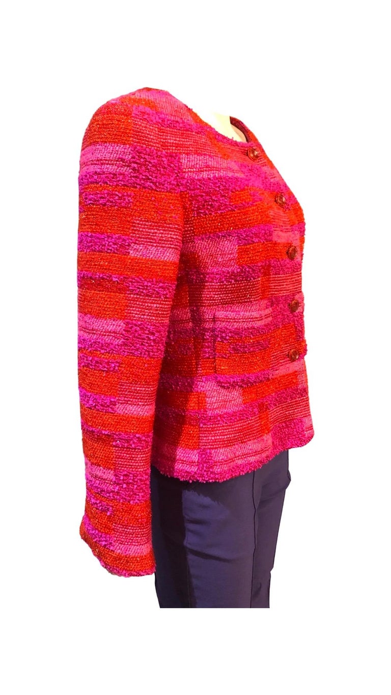 - Chanel red and pink colour blocking tweed jacket from 2001 S/S collection. 

- Mixed Fabric : 33% nylon, 33% acrylic, 16% wool, 13% cotton, 5% rayon. 

- Resin buttons closure. 

- Two open front pockets.

- Pink silk lining. 

- Size 42.



