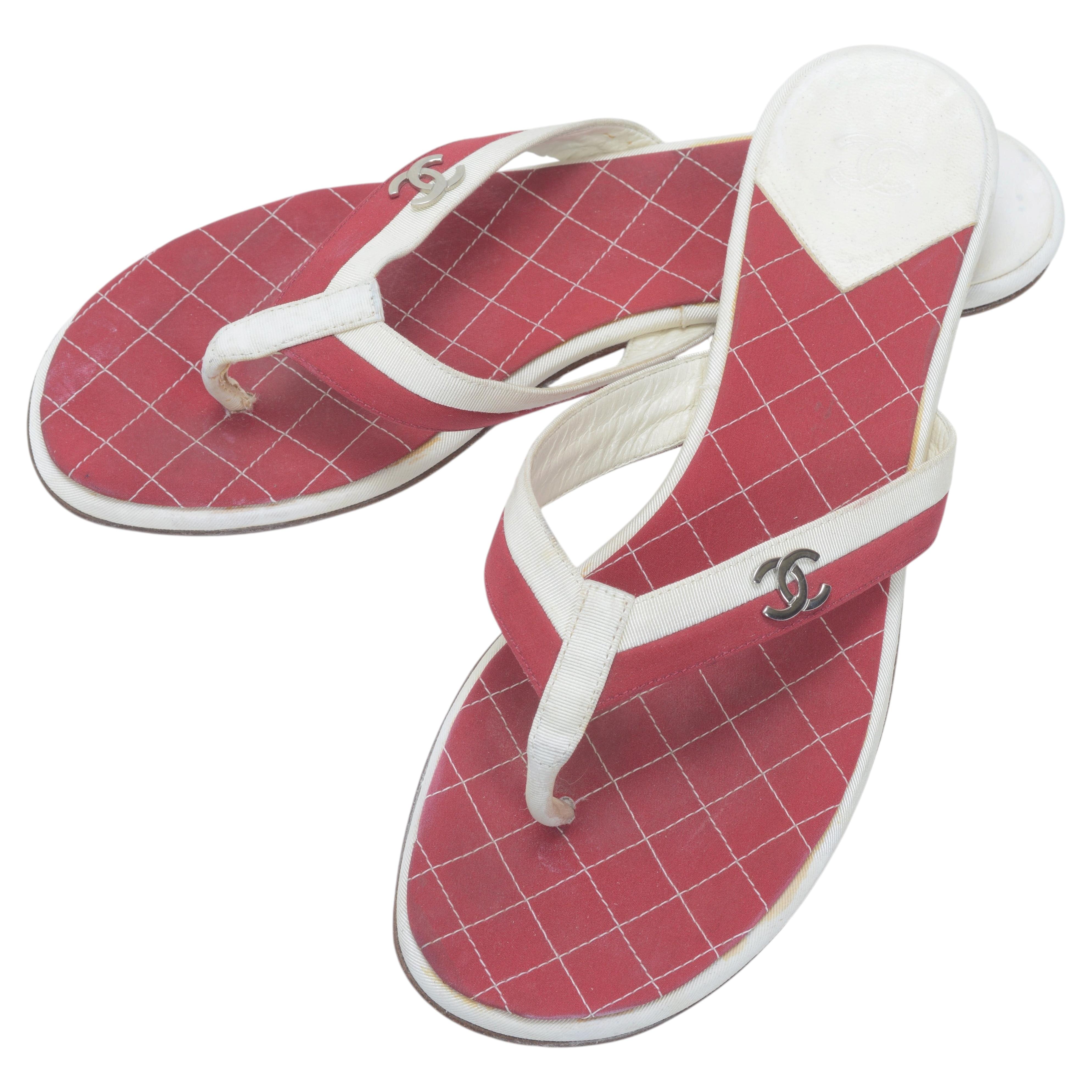 Chanel Rot & Weiß Flache Zehenstegsandalen, ineinandergreifendes CC-Logo in Originalverpackung