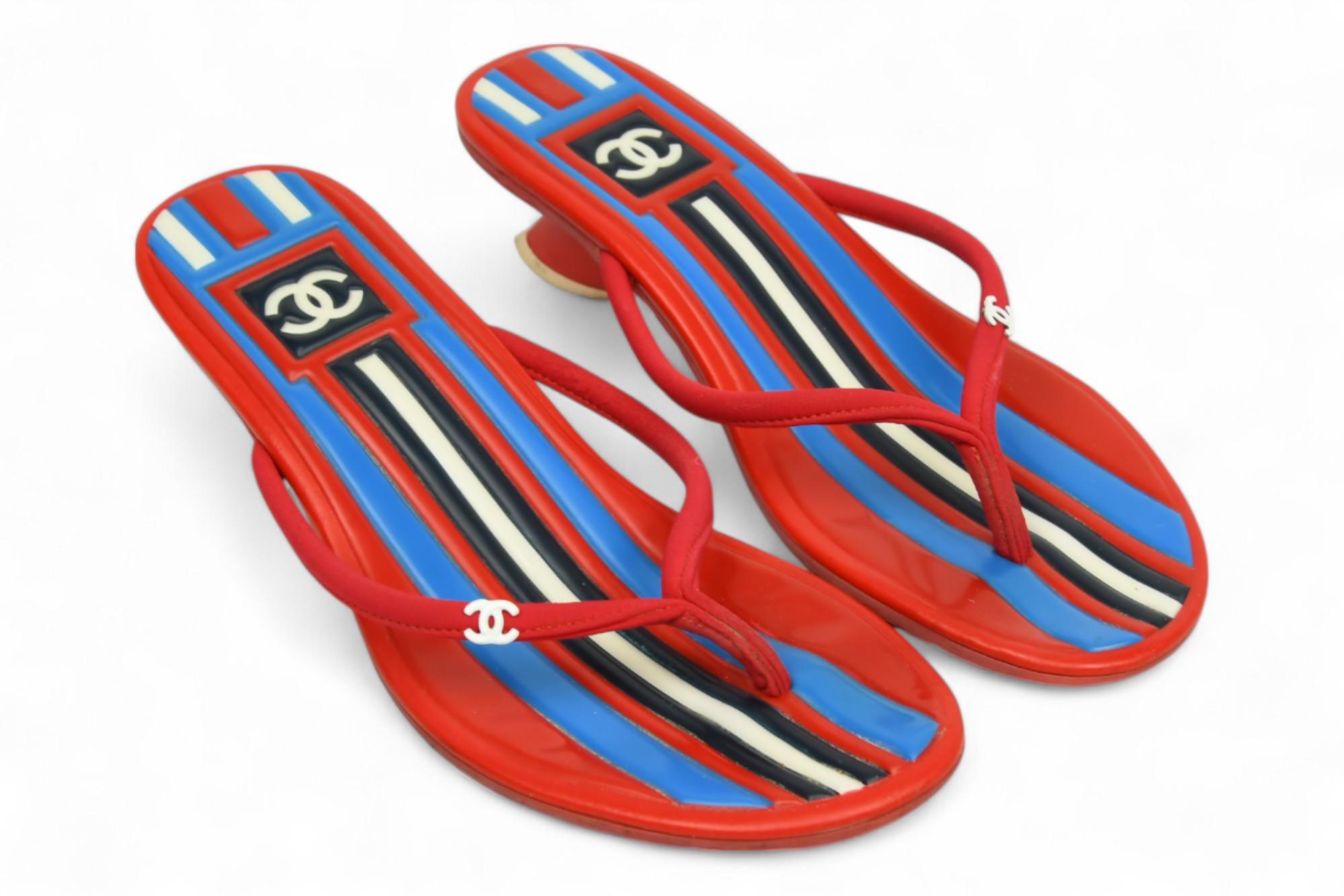 Chanel Red and White Rubber Kitten Heel Thong Sandals  US 36.5 In Excellent Condition For Sale In West Hartford, CT