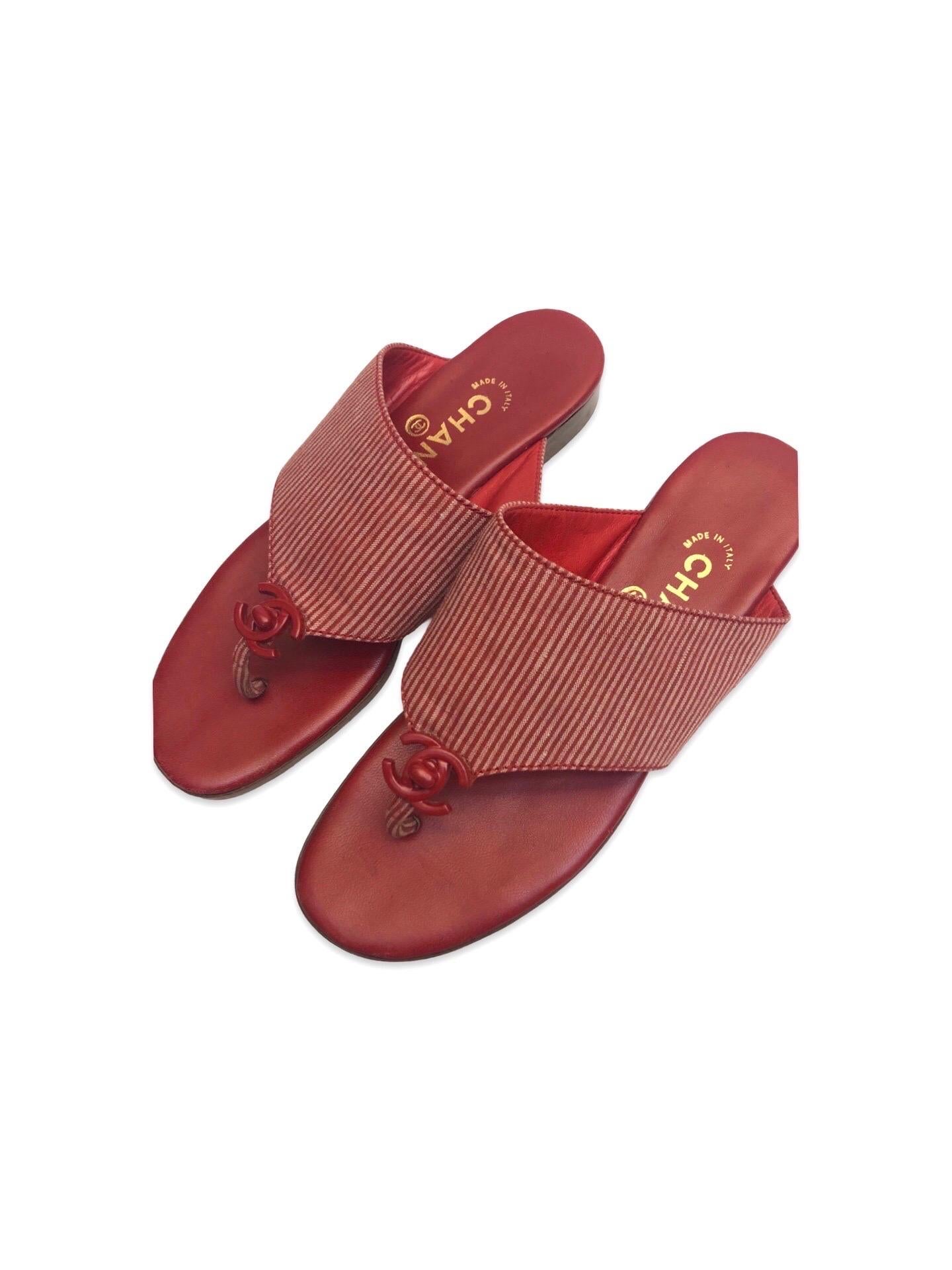 - Sandales Chanel en toile à rayures rouges et blanches de la collection des années 90. 

- Il est doté d'un matériel métallique rouge et d'un logo CC emboîté. 

- Cette paire d'avant-vente est rare et encore en bon état. 

- Taille 38 européenne.