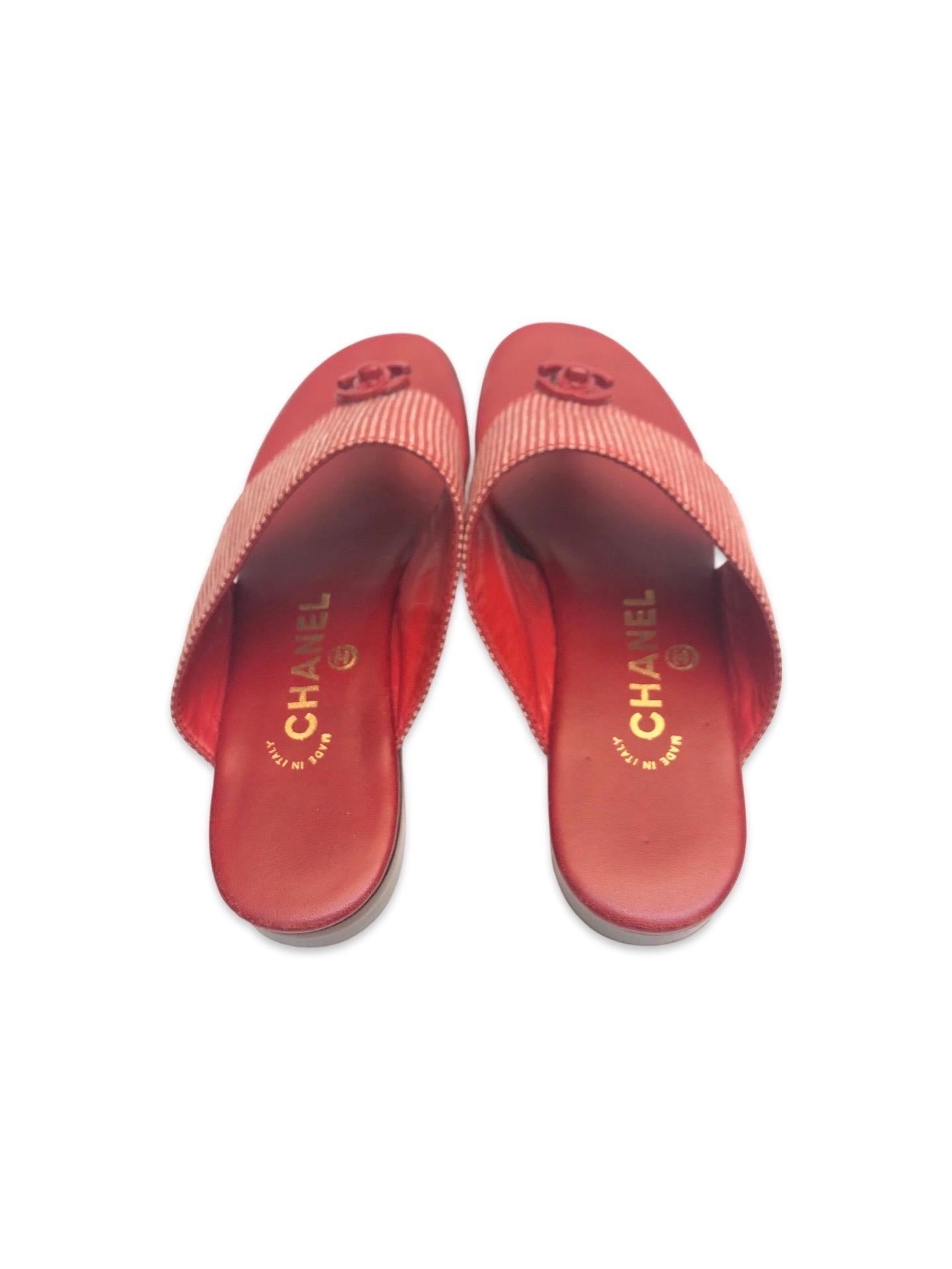 Sandales Chanel à rayures rouges et blanches Bon état - En vente à Sheung Wan, HK