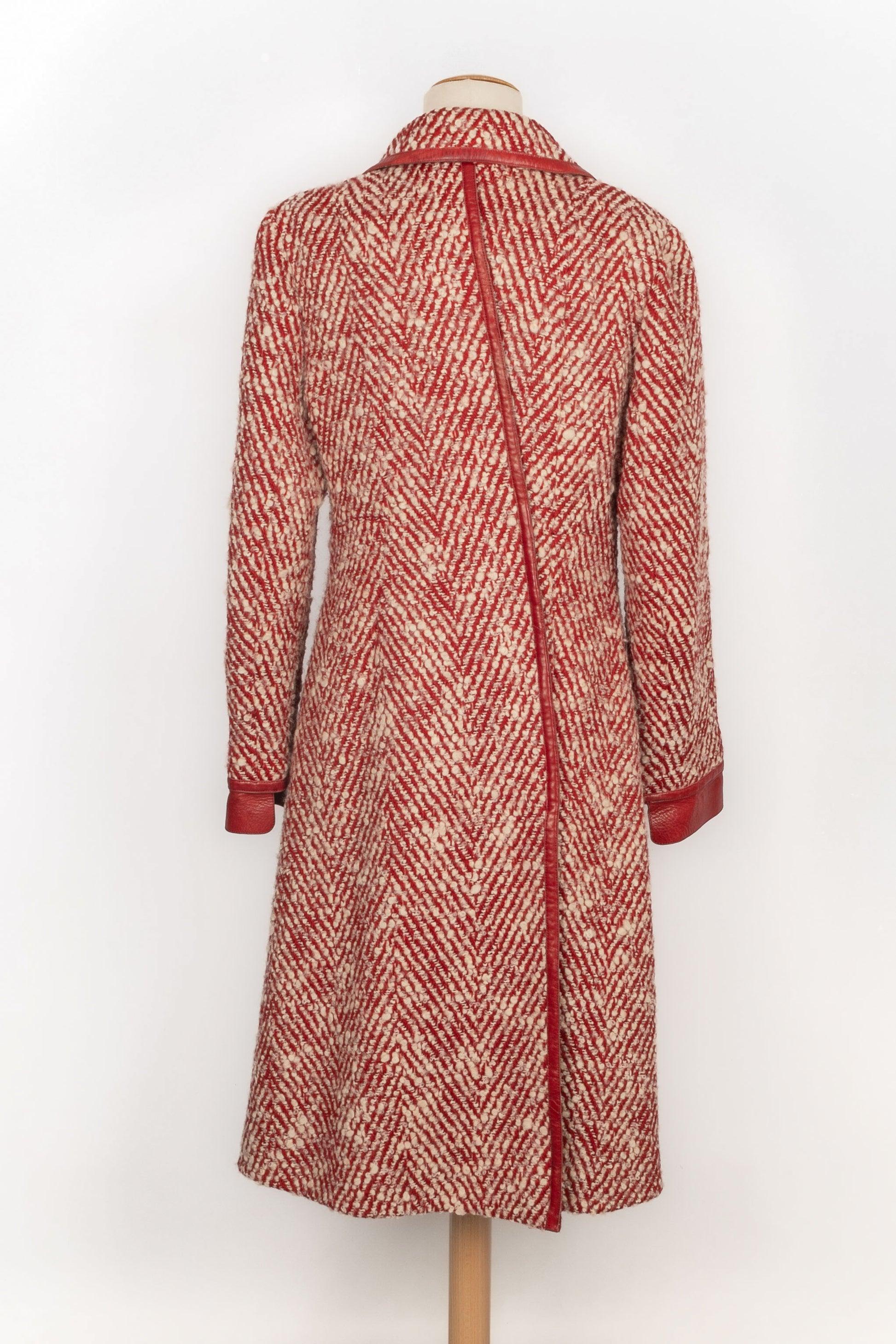 Chanel - (Made in France) Red and white tweed coat edged with red leather. Silvery metal ties. Size 42FR indicated. 2000 Fall-Winter Collection, under the artistic direction of Karl Lagerfeld.

Additional information:
Condition: Good
