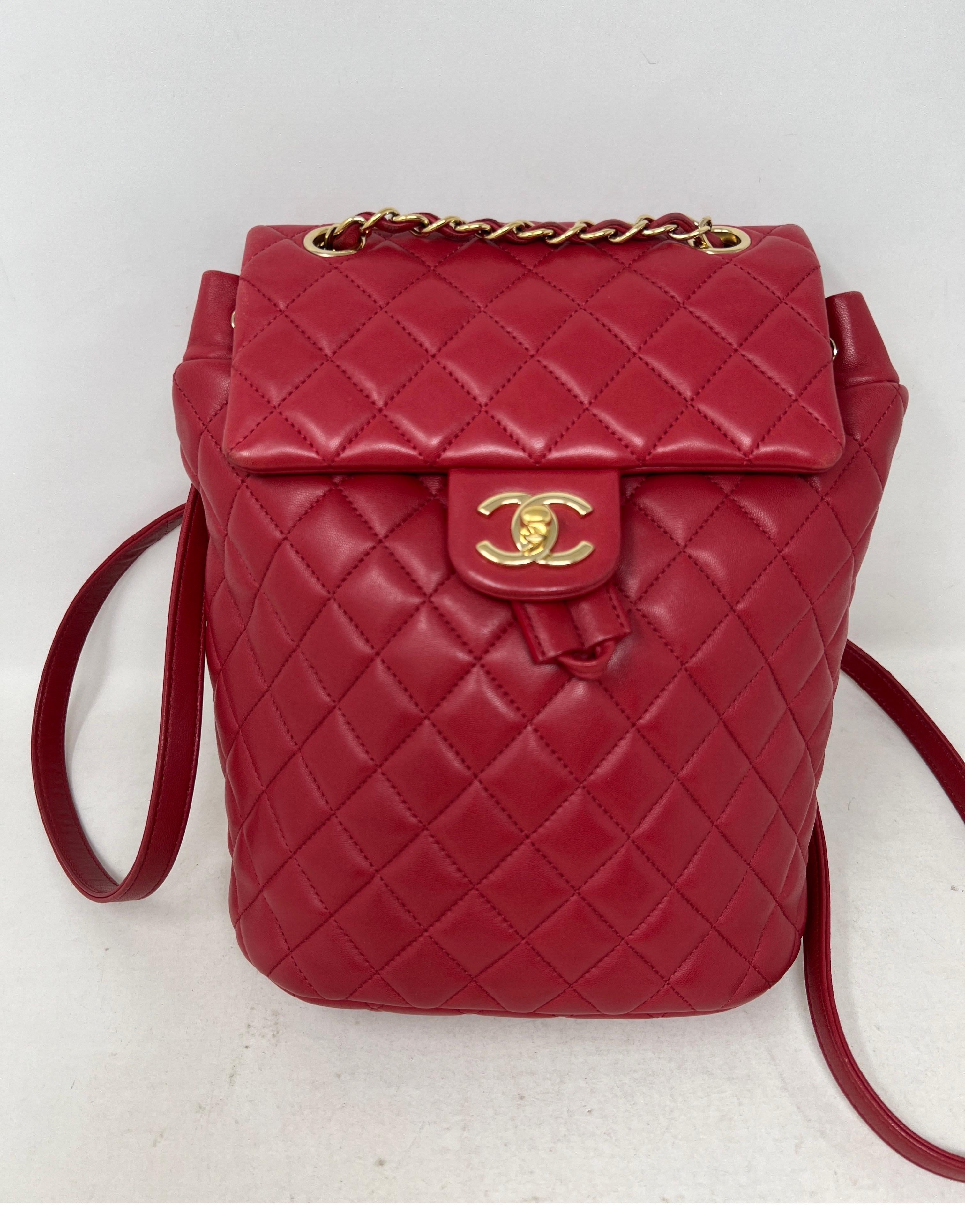 Sac à dos rouge Chanel. Sac à dos en cuir avec accessoires dorés. Sac à dos de taille moyenne. Tout en cuir. Excellent état comme neuf. Intérieur propre. Très facile à offrir. Carte d'authenticité incluse. Garantie d'authenticité. 