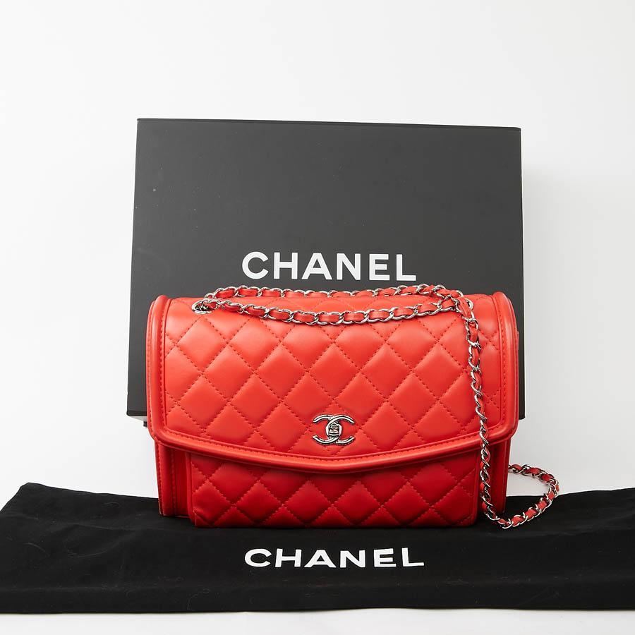 Sublime bag in red quilted lambskin from Maison CHANEL. It was created in 2014/15.
Silver jewelry. 