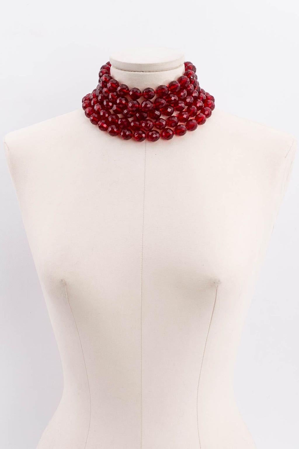 Chanel (Made in France) Gilded metal choker composed of several strands of red facetted beads. 2cc9 Collection.

Additional information: 
Dimensions: Length: 34 cm to 39 cm (13.38