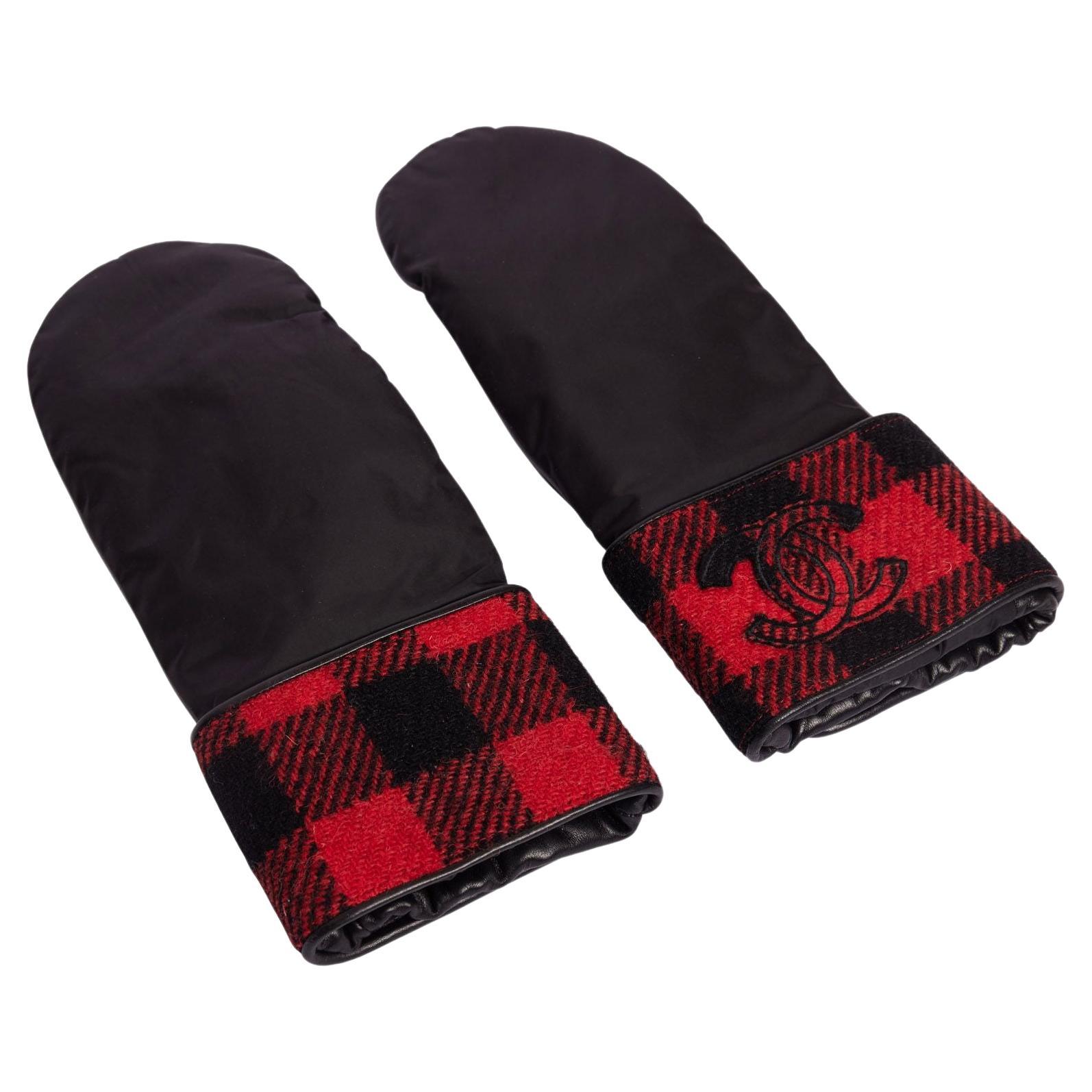 Chanel Rote und schwarze Karierte Handschuhe im Angebot