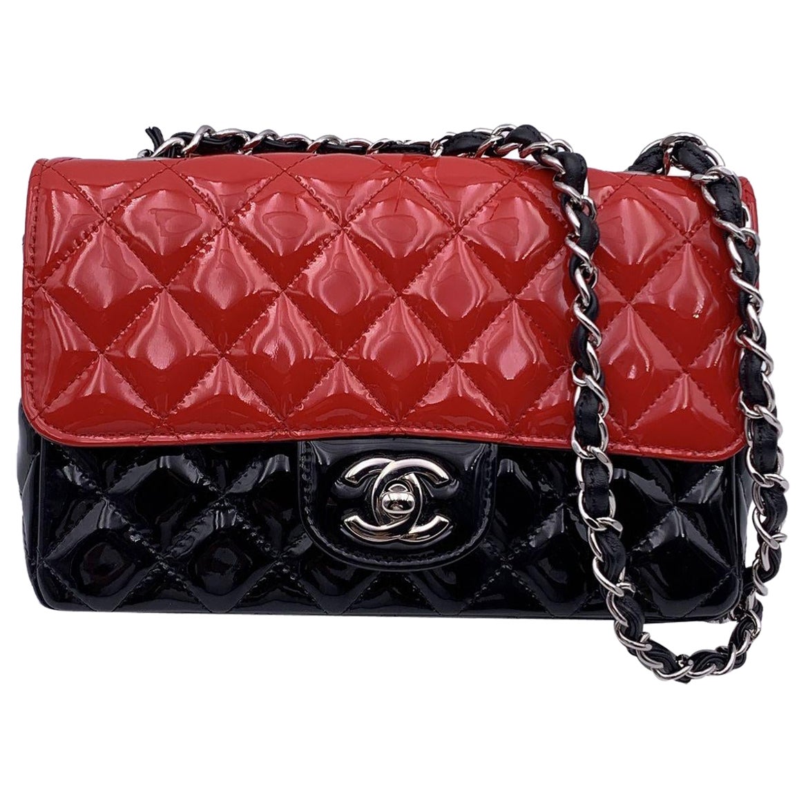 Chanel Rote Schwarze Mini Classic Umhängetasche aus gestepptem Lackleder