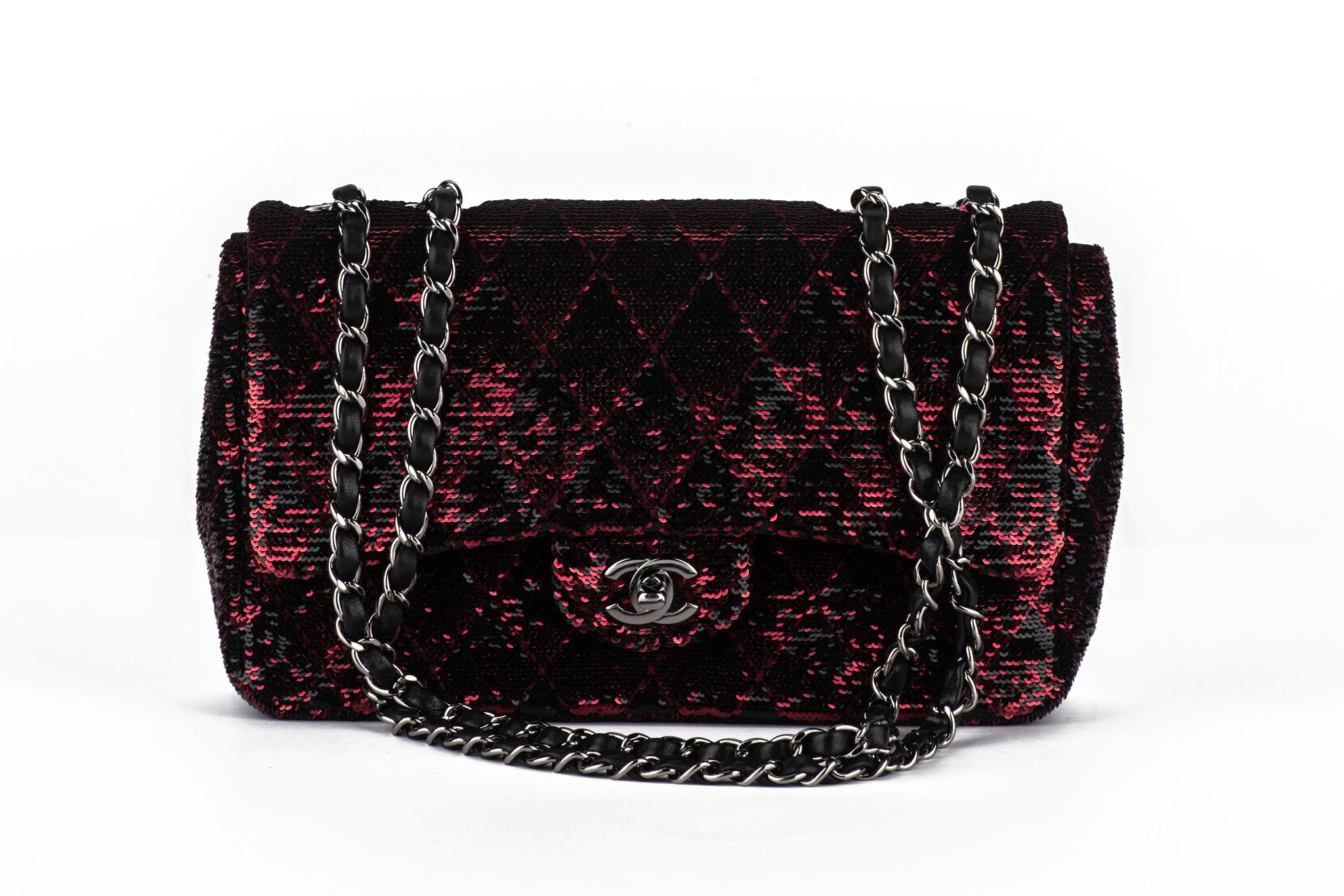 Chanel authentique intemporel à simple rabat en cuir noir et paillettes rouges. Matériel de couleur argent. 
Collectional 24. Poignée de 11.5