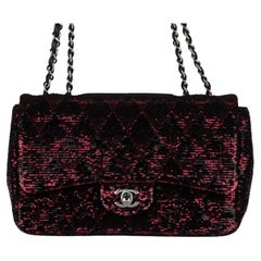 Chanel Rote Schwarze Tasche mit Pailletten und einer Klappe