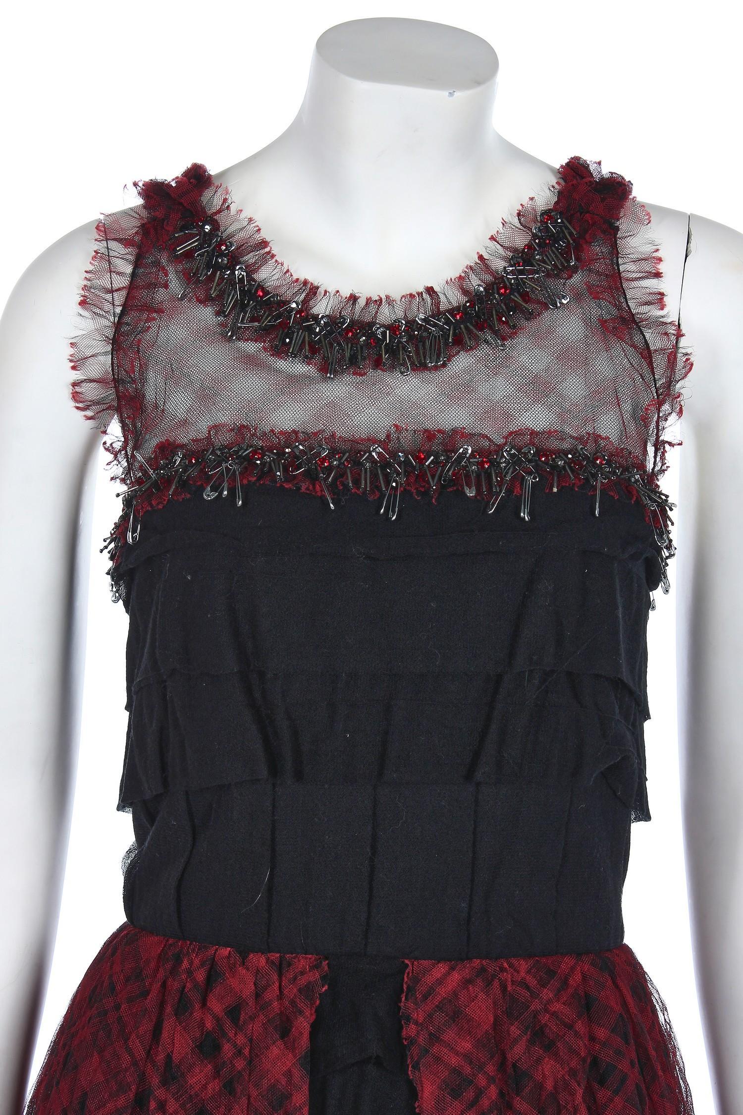 Chanel Rotes & schwarzes Tartan-Tüll-Abendkleid mitfety-Anstecknadelverzierung 2008 (Schwarz) im Angebot
