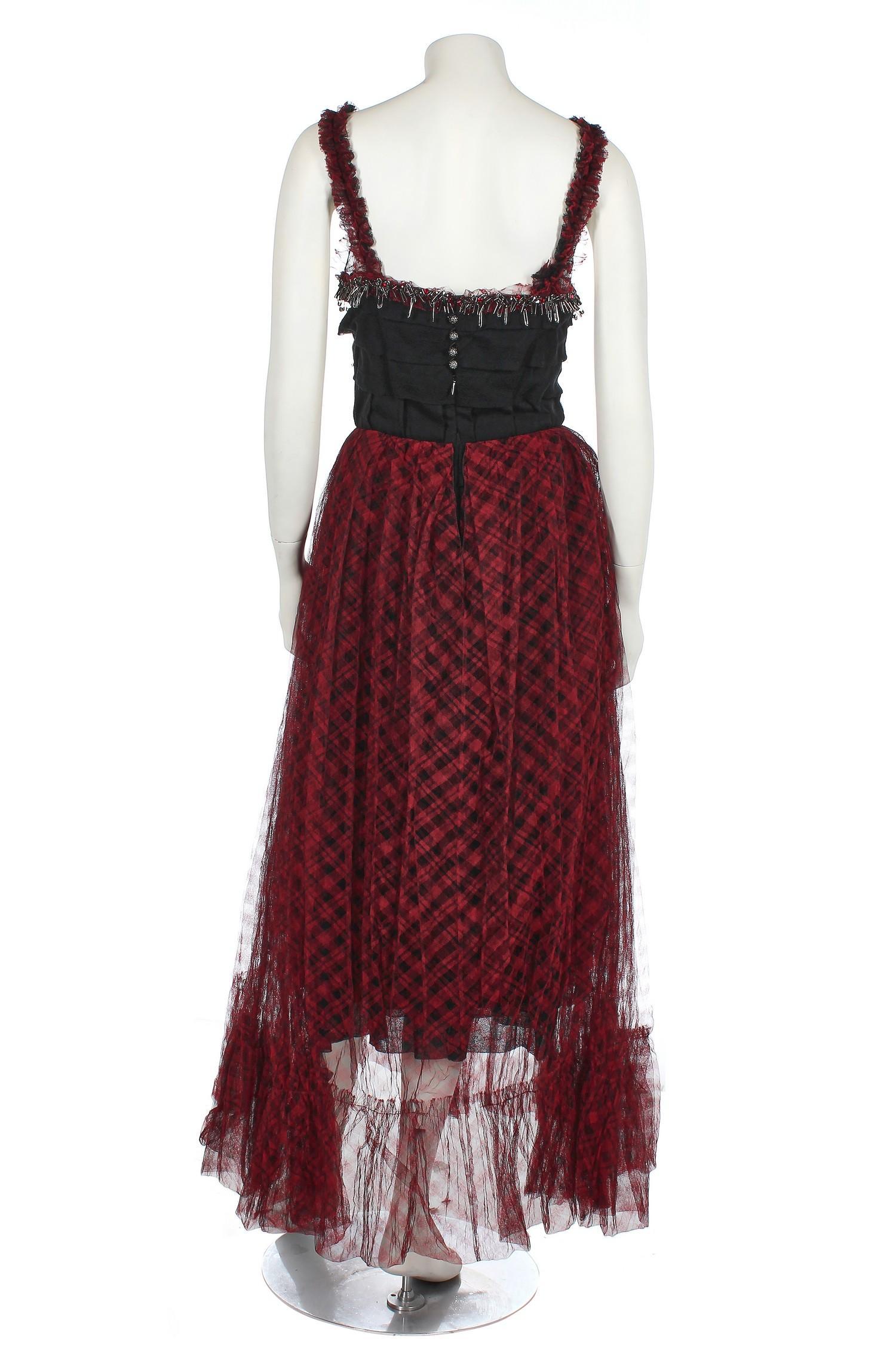 Chanel Rotes & schwarzes Tartan-Tüll-Abendkleid mitfety-Anstecknadelverzierung 2008 Damen im Angebot