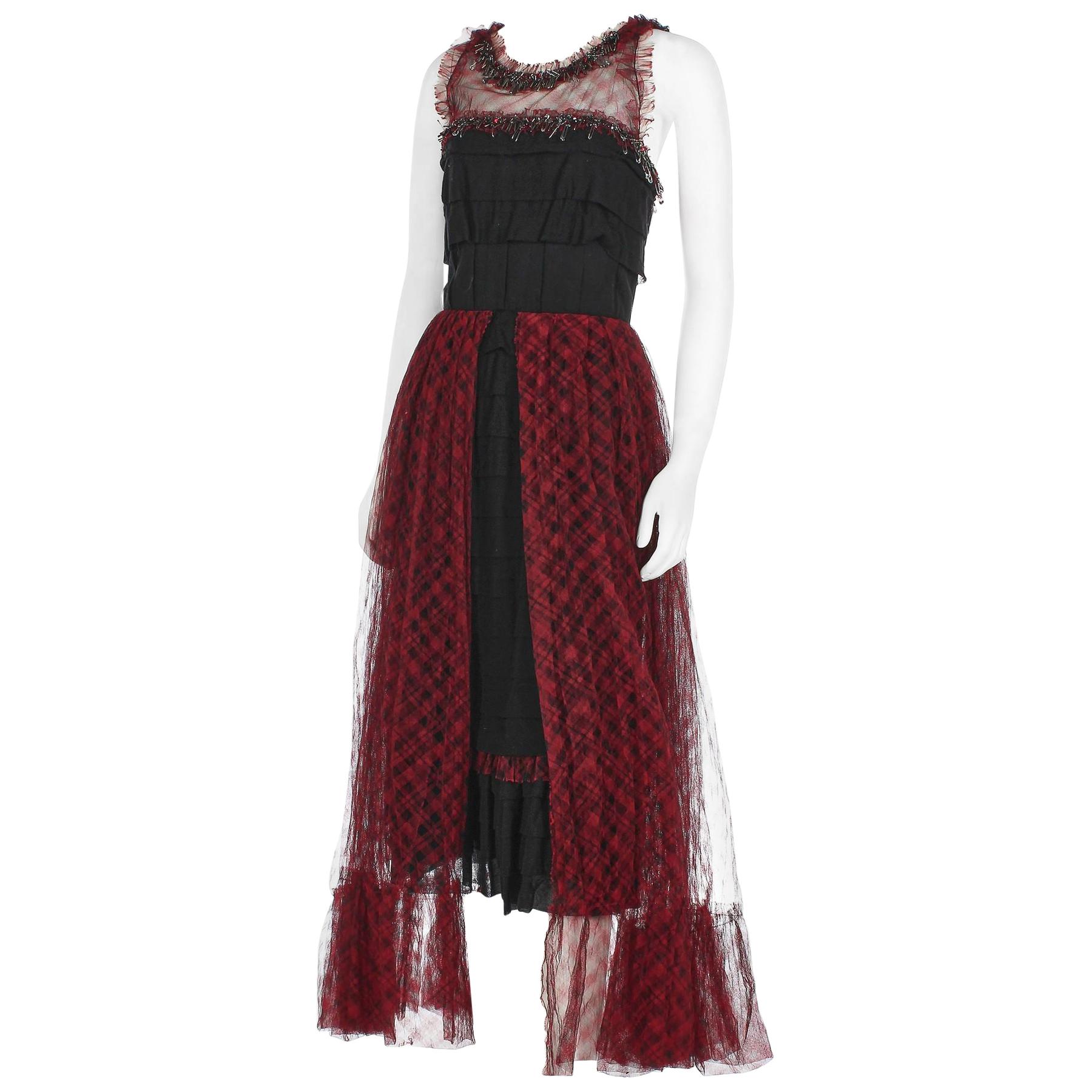 Chanel Rotes & schwarzes Tartan-Tüll-Abendkleid mitfety-Anstecknadelverzierung 2008 im Angebot