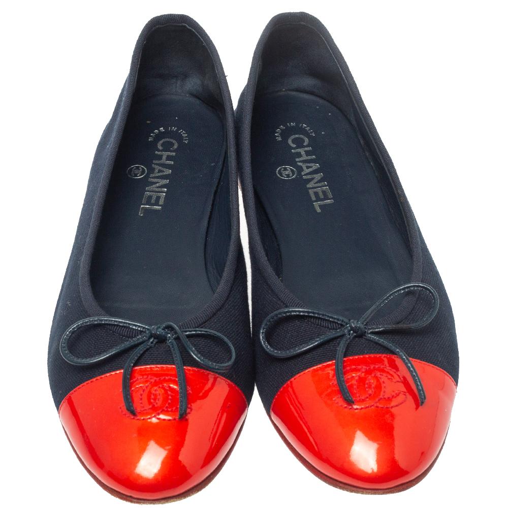 A pair of chic ballet flats for you to elevate your style! These Chanel flats come crafted from blue canvas and feature the iconic CC logo detailed on the red patent leather cap toes. They flaunt delicate bows on the uppers and come equipped with