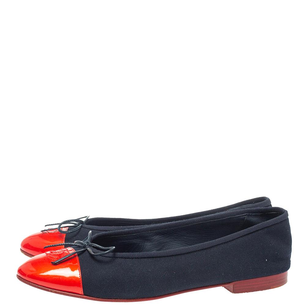 Chanel Red/Blue Canvas And CC Cap Toe Bow Ballet Flats Size 40 In Good Condition In Dubai, Al Qouz 2