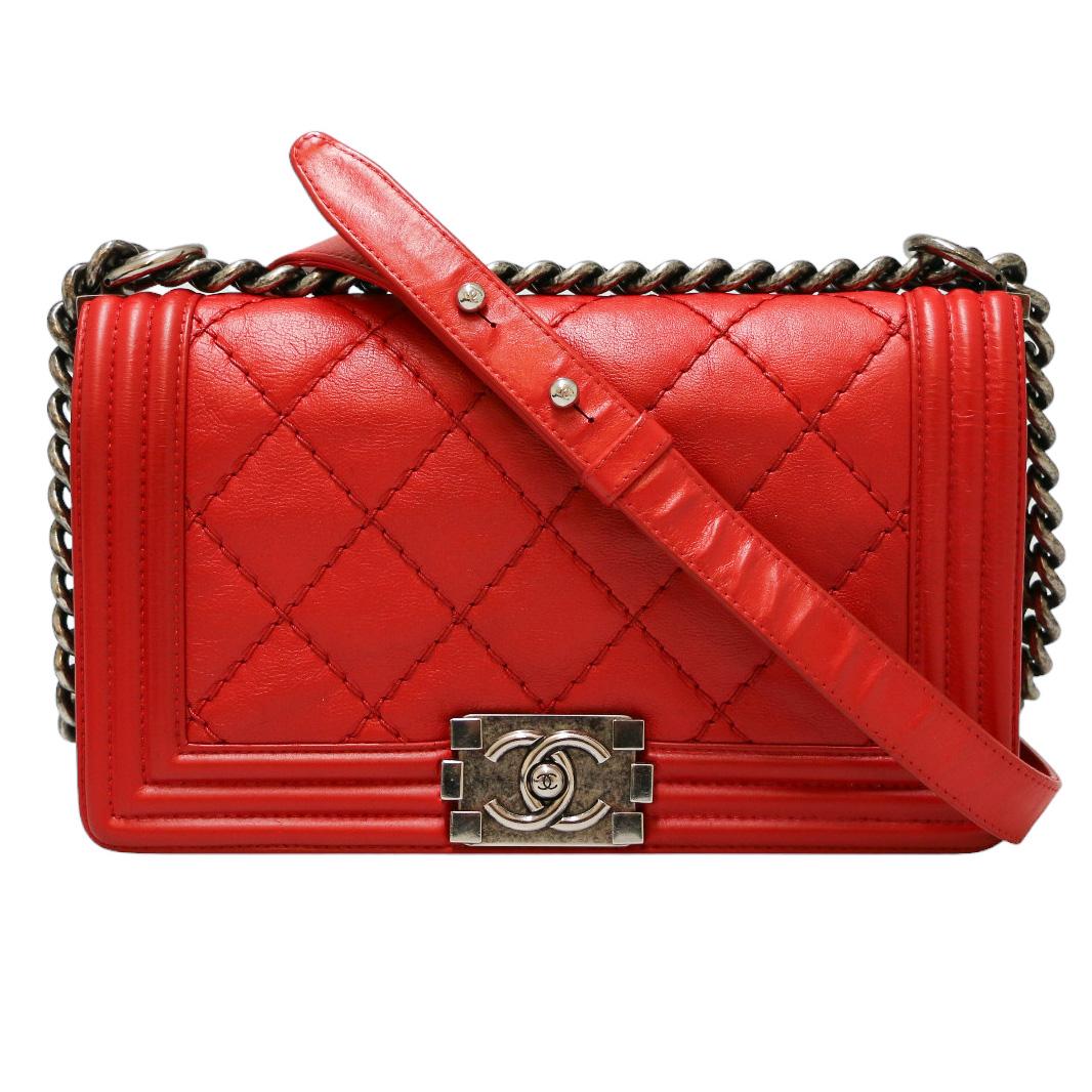 Beautiful vibrant red medium boy bag from Chanel.

Condition: very good
Made in Italy
Collection: boy medium
Genre: women
Material: leather
Interior: grey fabric
Dimensions: 25 x 15 x 9 cm
Strap: simple 110 cm, double 70 cm
Hologram: yes
Year: