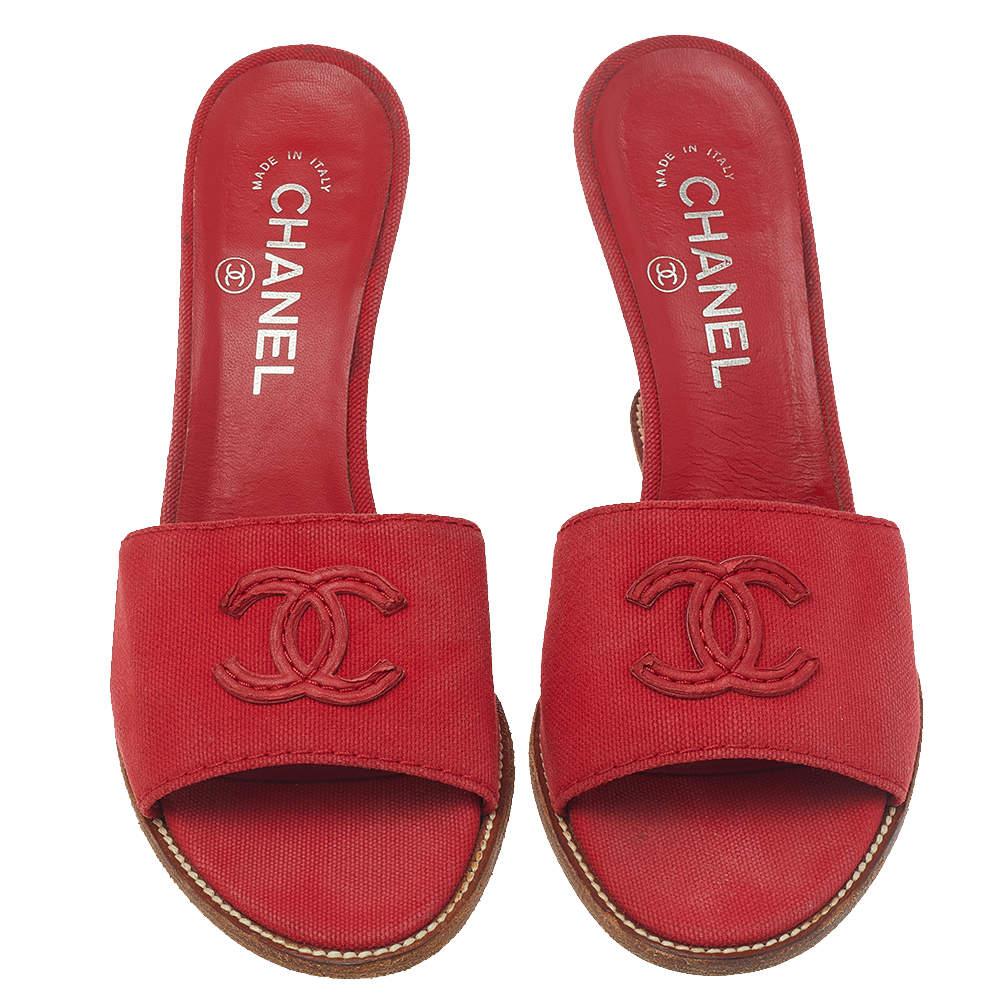 Chanel Red Canvas CC Wedge Slide Sandals Size 38.5 In Good Condition In Dubai, Al Qouz 2