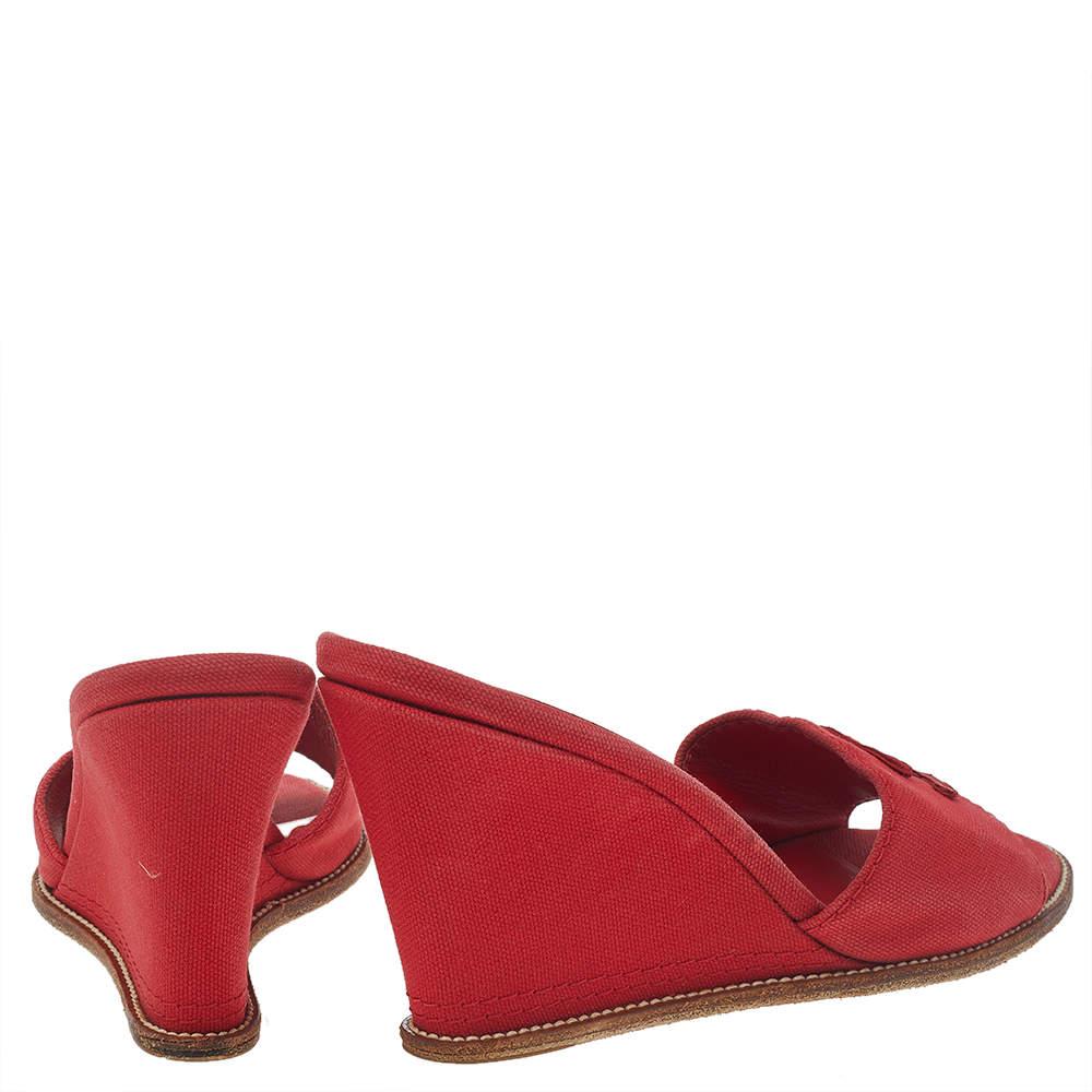 Chanel Red Canvas CC Wedge Slide Sandals Size 38.5 In Good Condition In Dubai, Al Qouz 2