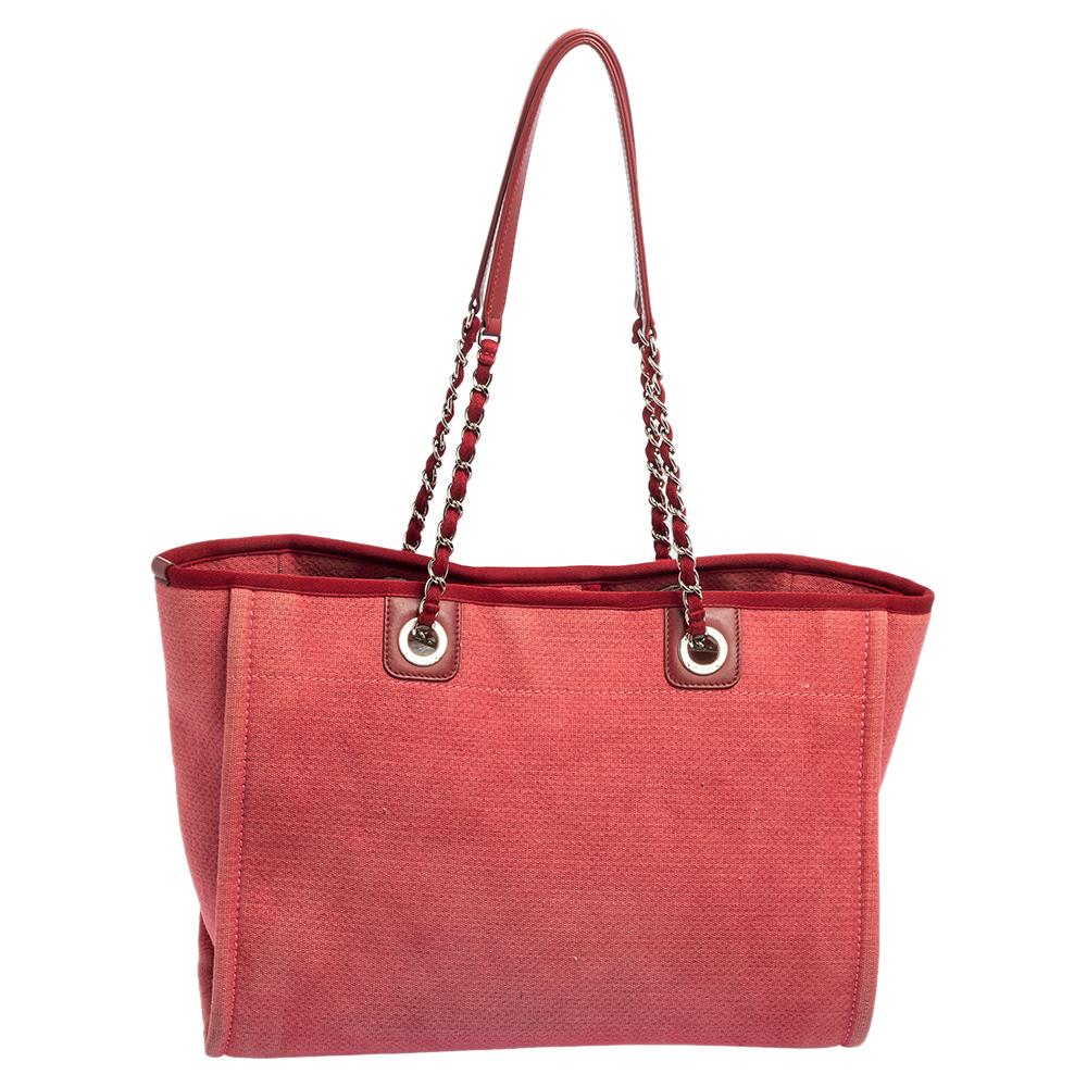 Make a stylish statement with this amazing Deauville tote from Chanel. Created with a canvas exterior and silver-toned hardware, it is sturdily structured and has convenient space. This Chanel handbag remains simply unmatched in its luxury and