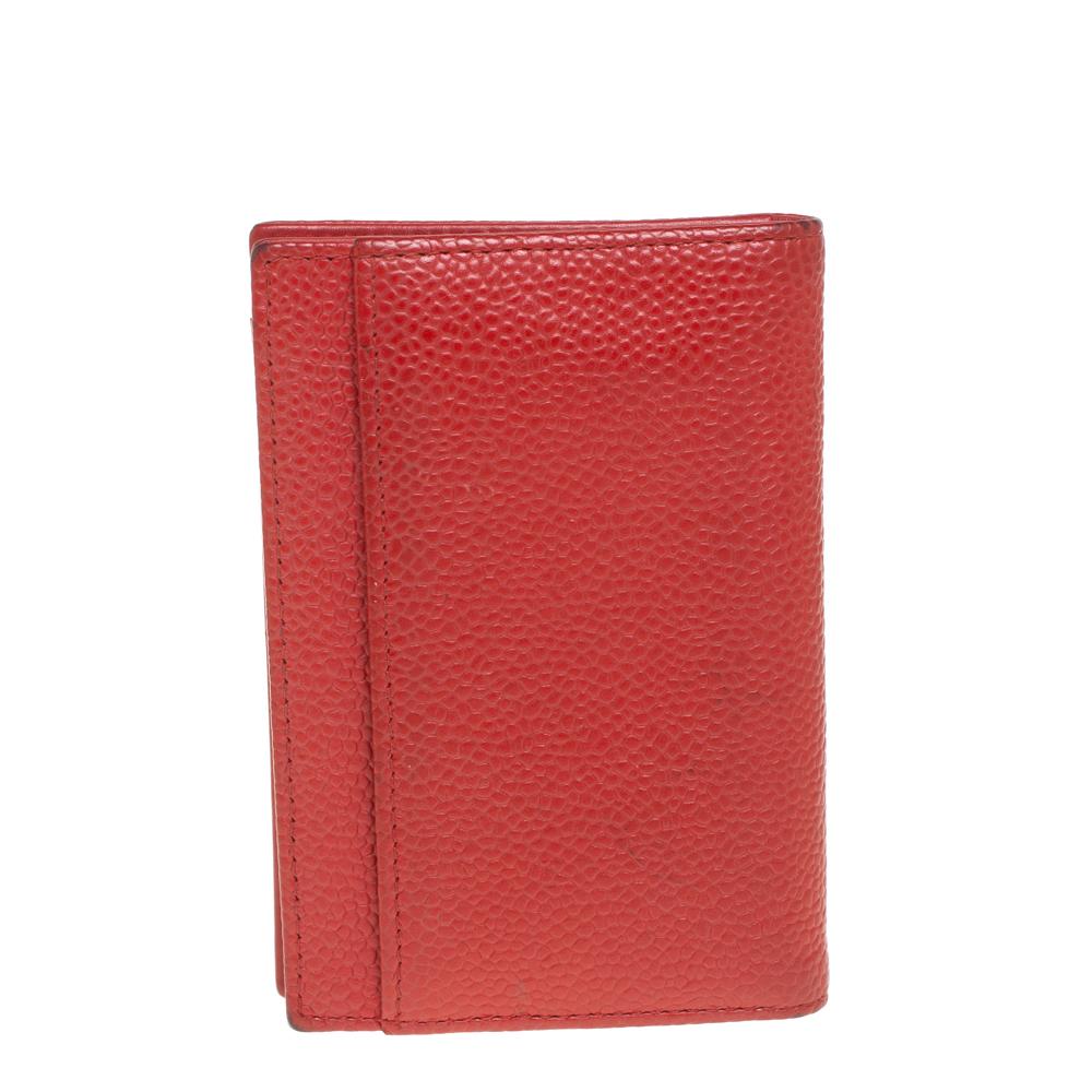 Hold your important cards safely and in a stylish manner using this Chanel red card case. Sewn using Caviar leather, the creation has the CC logo detailing on the front, leather-nylon lined slots, and a smooth finish.

