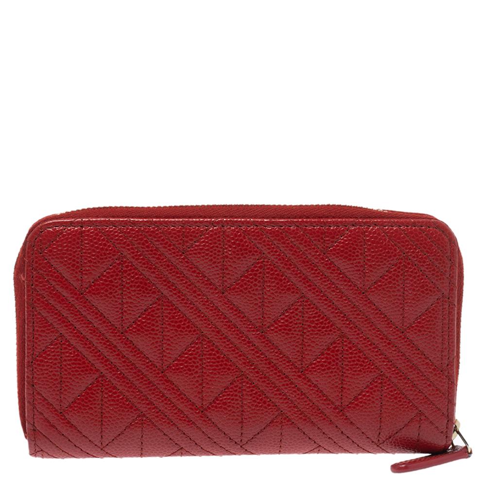 This wallet is from the house of Chanel. Designed to perfection and crafted from fine quality Caviar leather, this wallet can be your go-to accessory. Characterized by a striking red color and the CC logo on the front, this can fit in your cards and