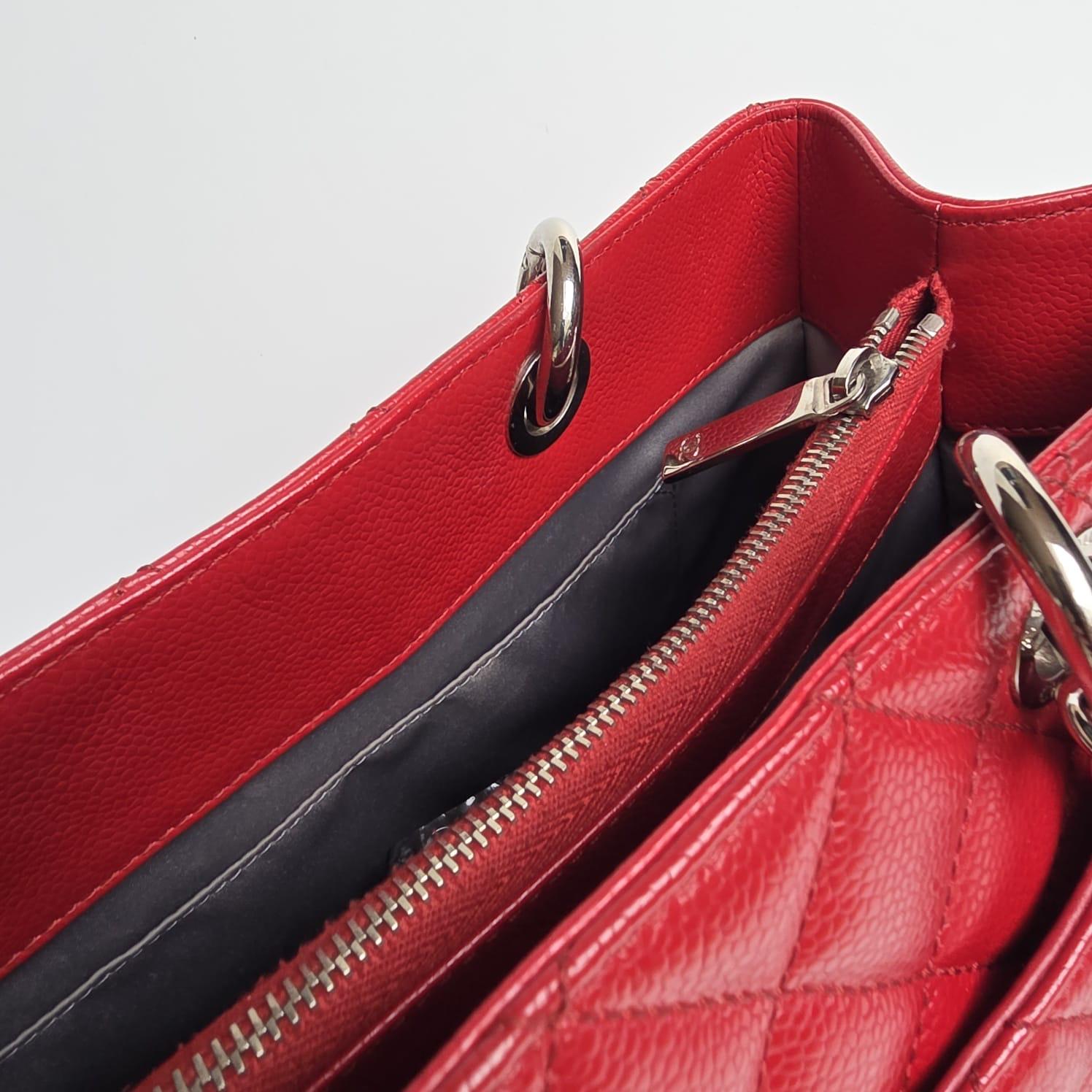 Classic chanel GST in red caviar leather with silver hardware. In very good condition, minor rubbing on the corners. The structure is still in very firm. Series #17. Comes with its holo only.