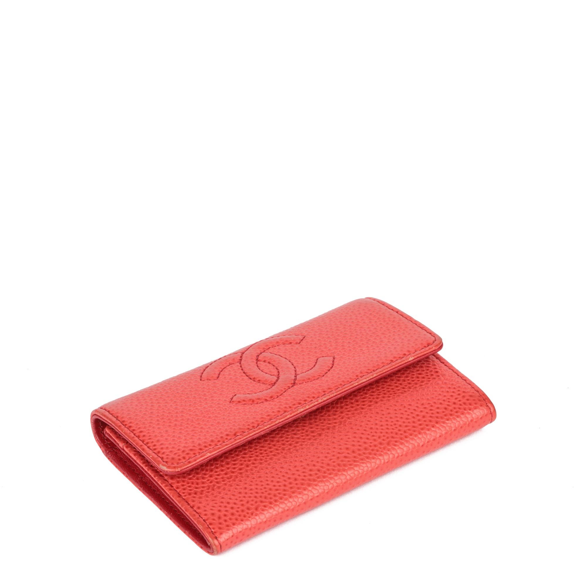 Rouge Chanel Porte-monnaie intemporel en cuir caviar rouge en vente