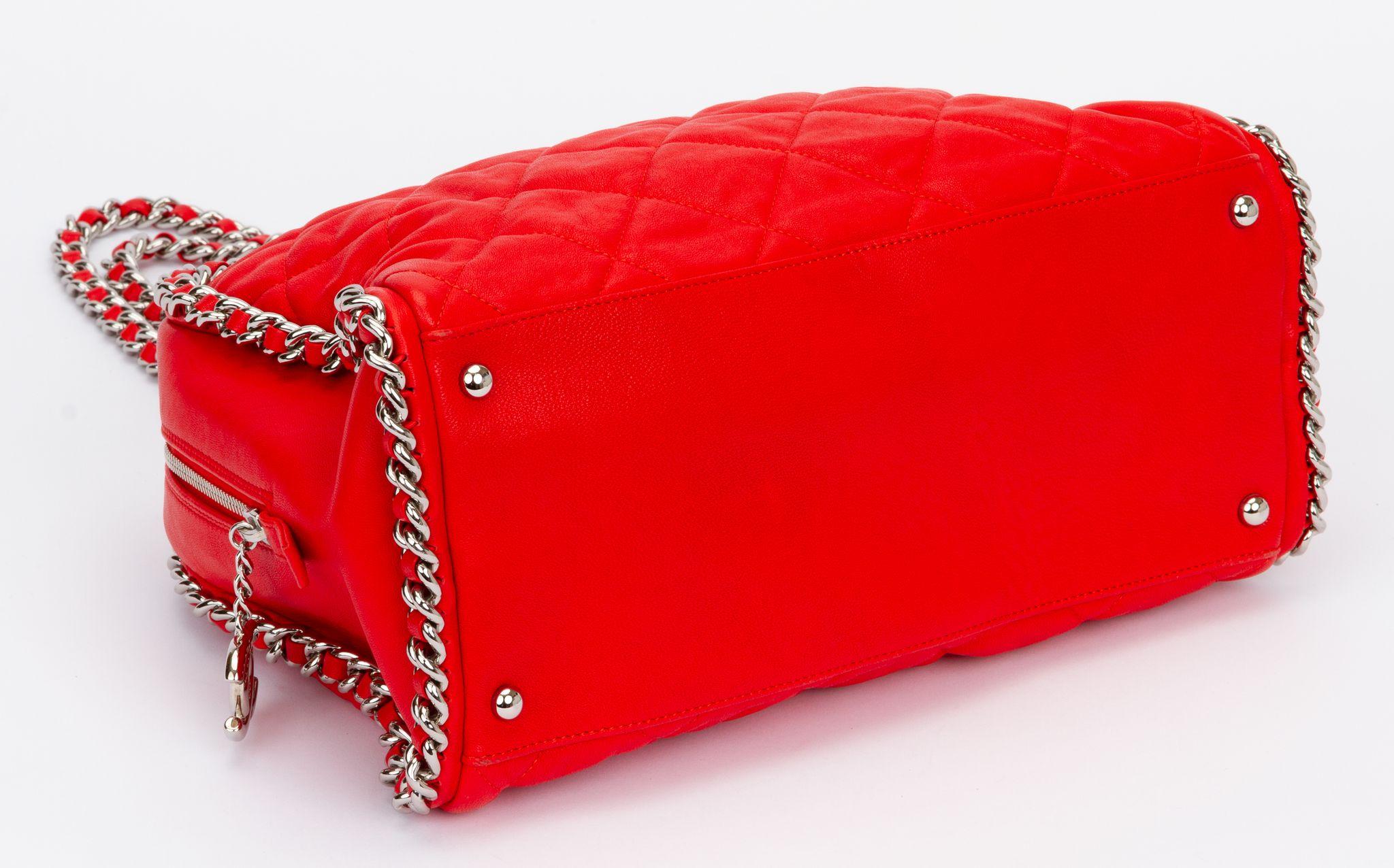 Chanel - Sac à bandoulière rouge avec chaîne Excellent état - En vente à West Hollywood, CA