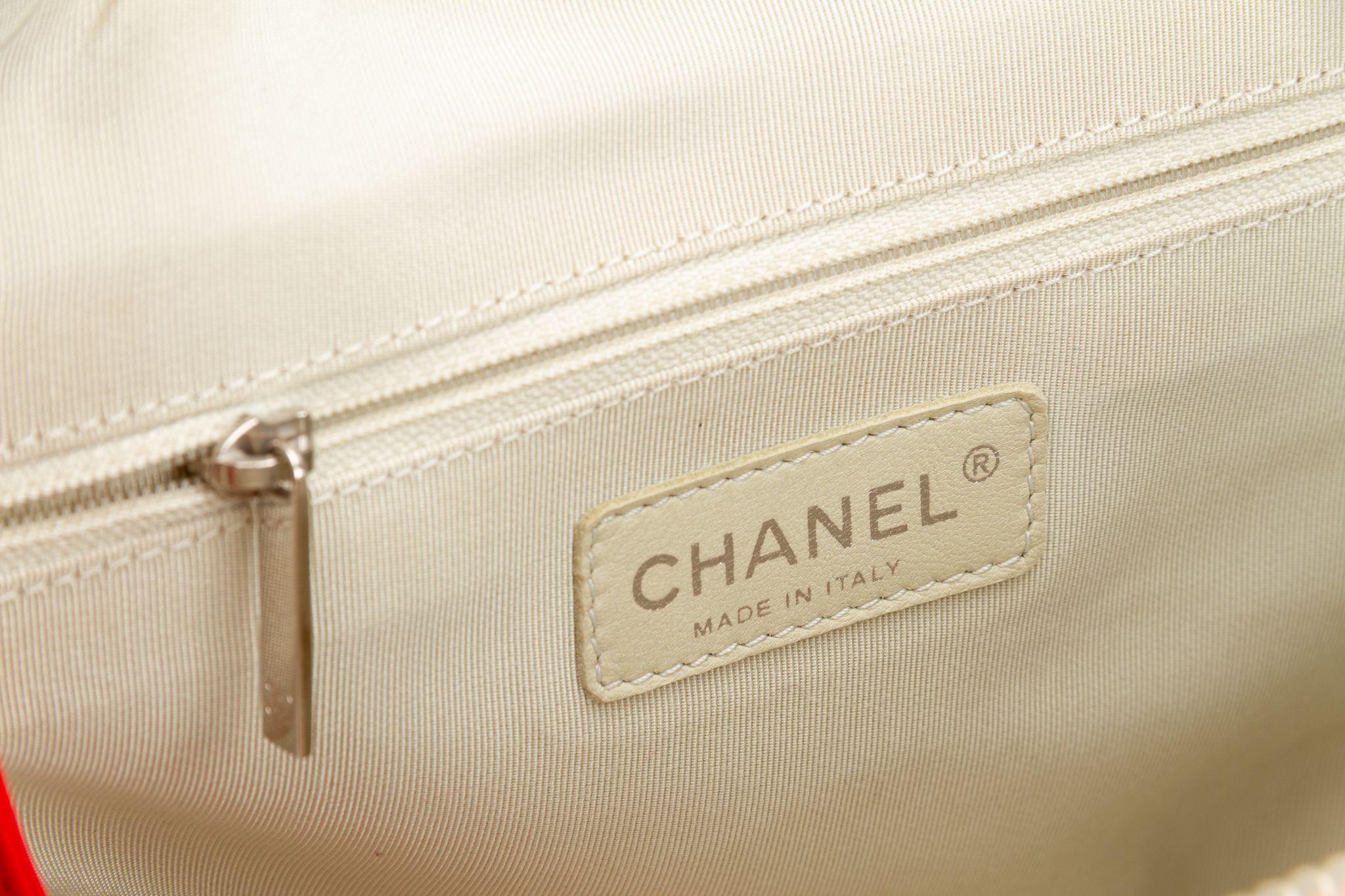 Chanel - Sac à bandoulière rouge avec chaîne en vente 2