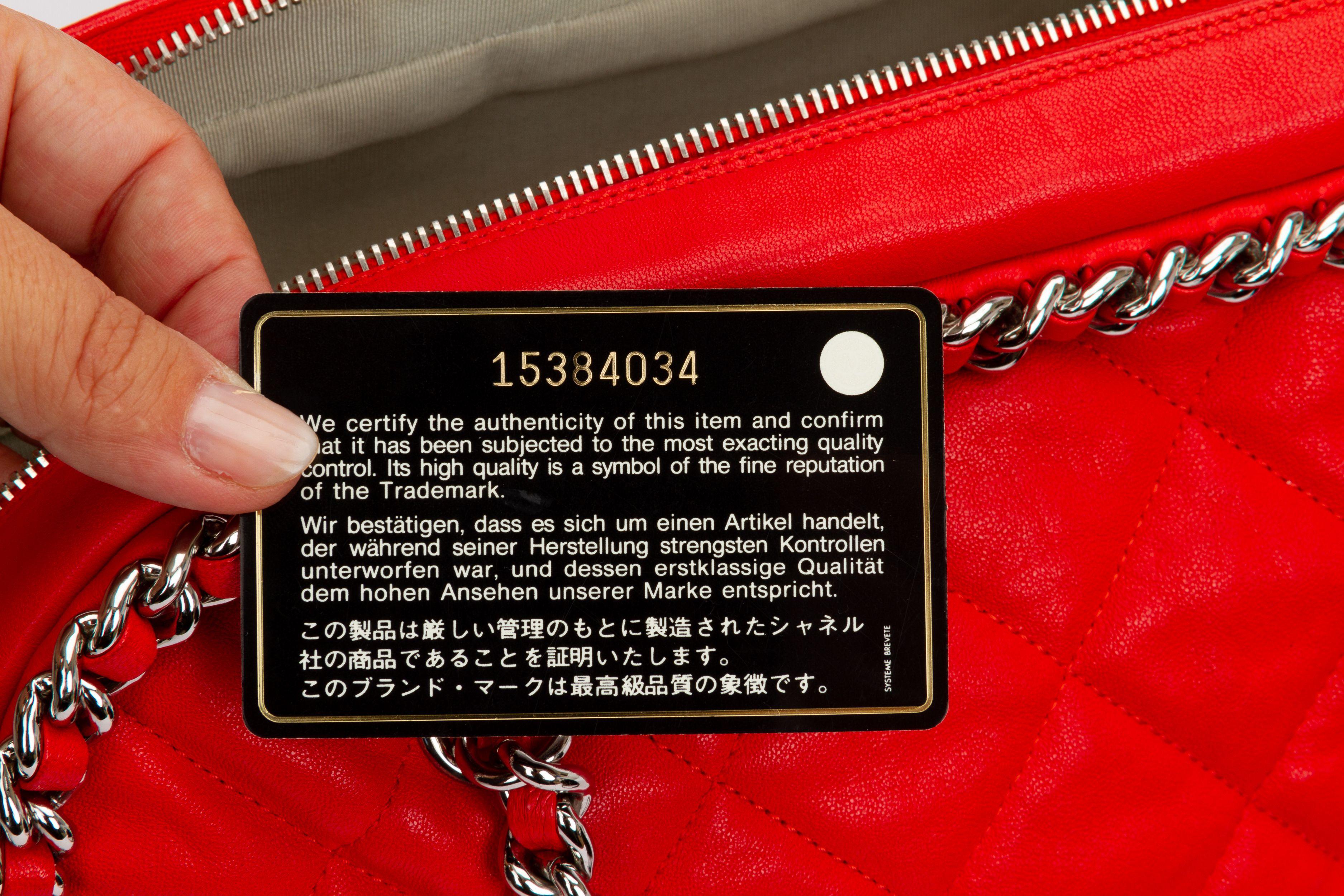 Chanel - Sac à bandoulière rouge avec chaîne en vente 3