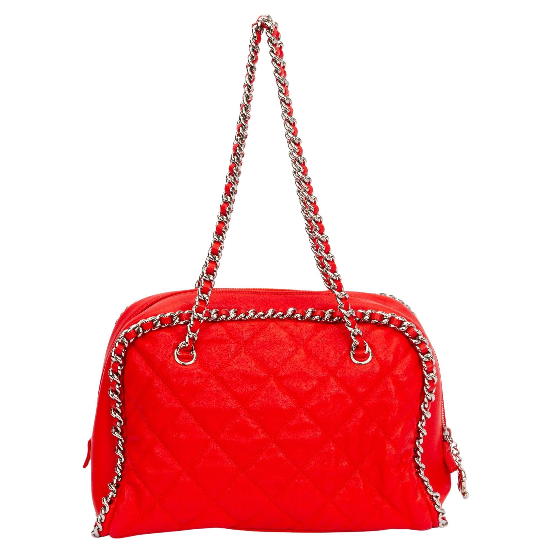 Chanel - Sac à bandoulière rouge avec chaîne en vente