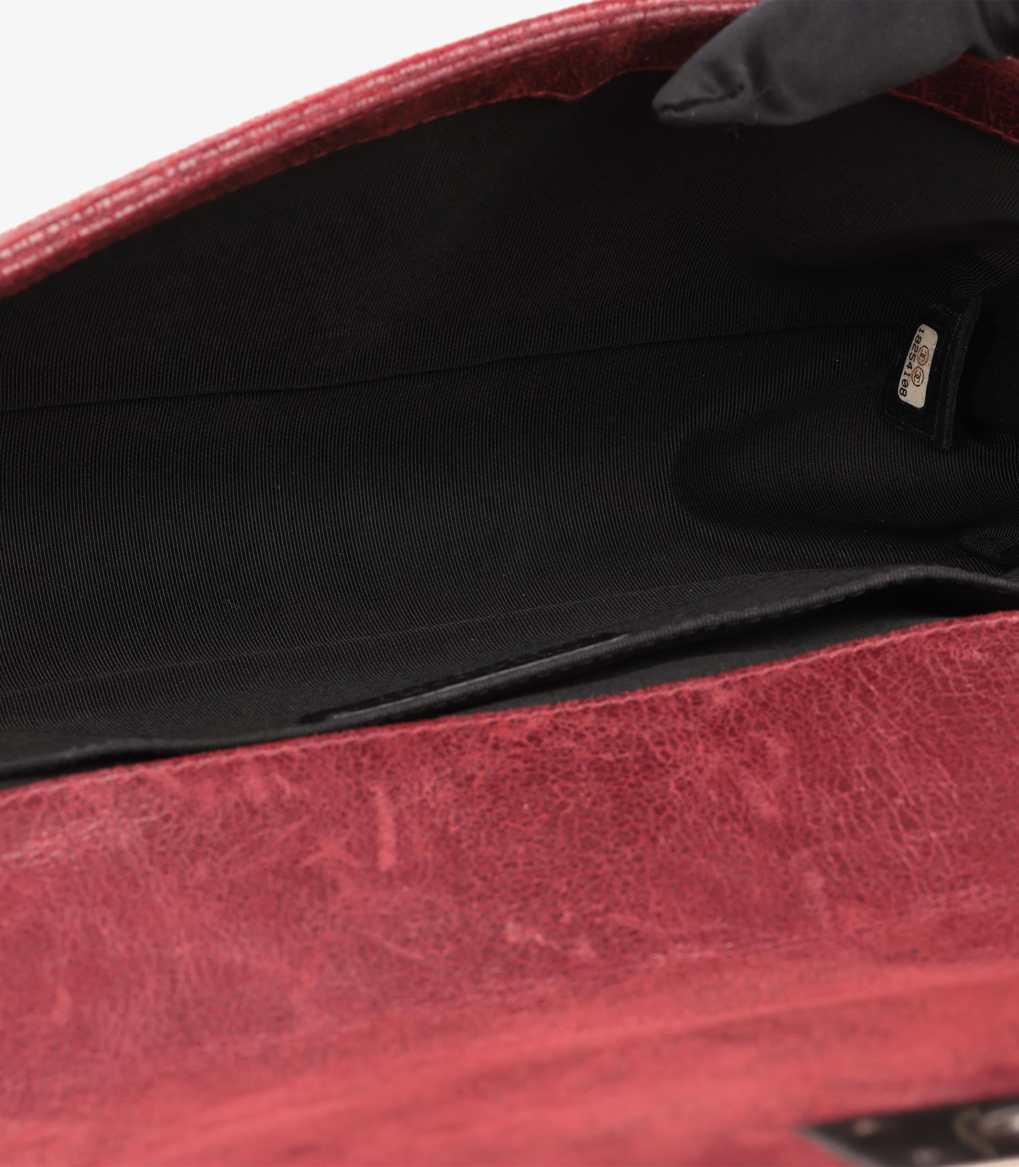 Chanel Red Chesterfield Distressed Goatskin Leather Celtic Medium LeBoy Bag im Angebot 5
