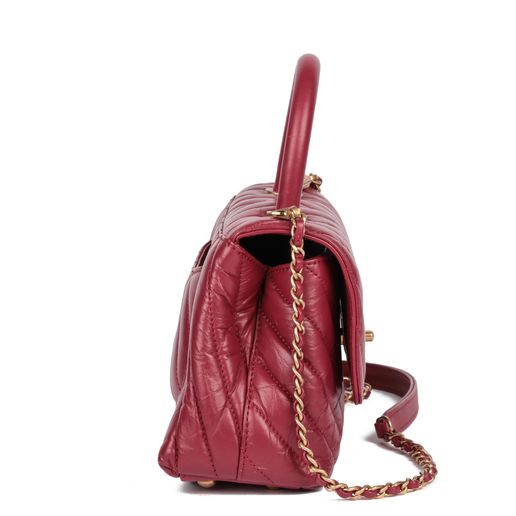 Marrone Chanel Red Chevron in pelle di vitello invecchiata Small Coco Top Handle in vendita