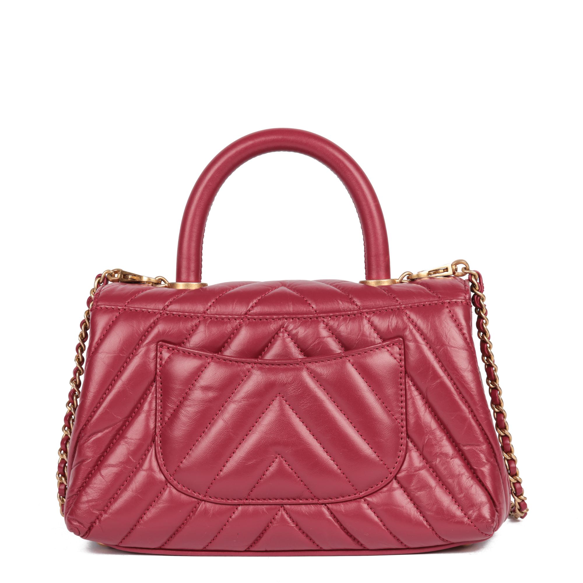 Donna Chanel Red Chevron in pelle di vitello invecchiata Small Coco Top Handle in vendita