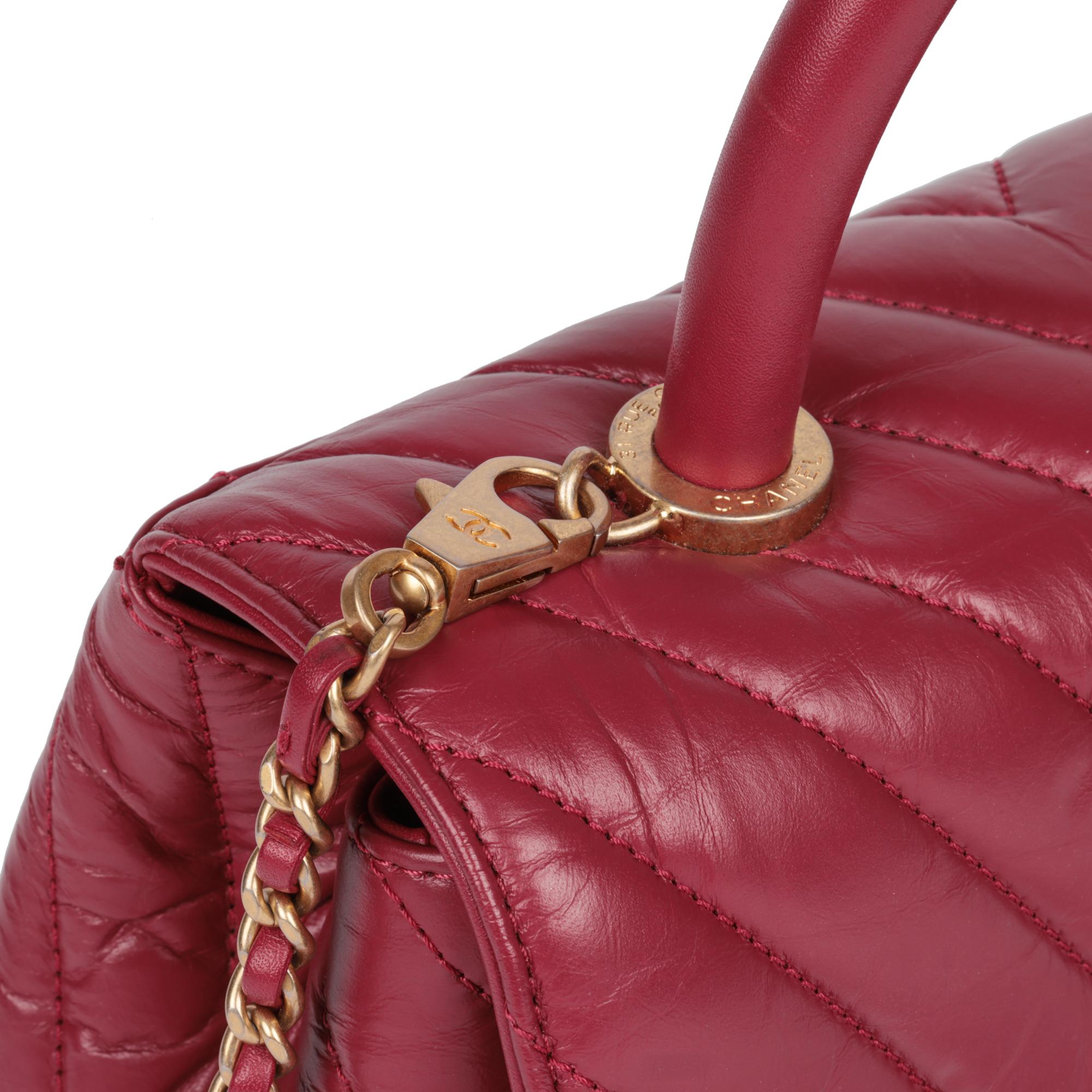 Chanel Red Chevron in pelle di vitello invecchiata Small Coco Top Handle in vendita 2