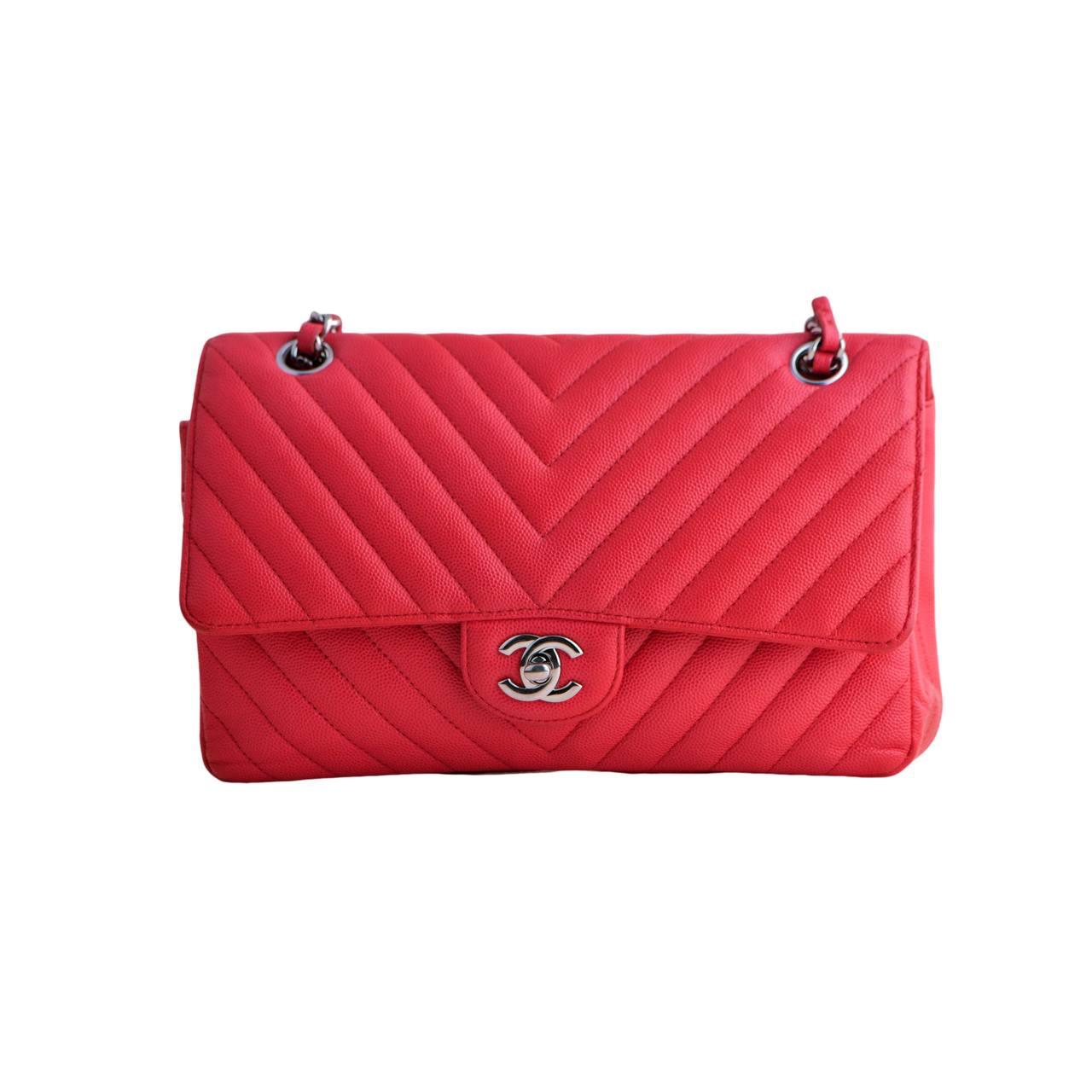 Chanel Red Chevron Caviar Medium Classic Double Flap Bag In Excellent Condition For Sale In Banbury, GB