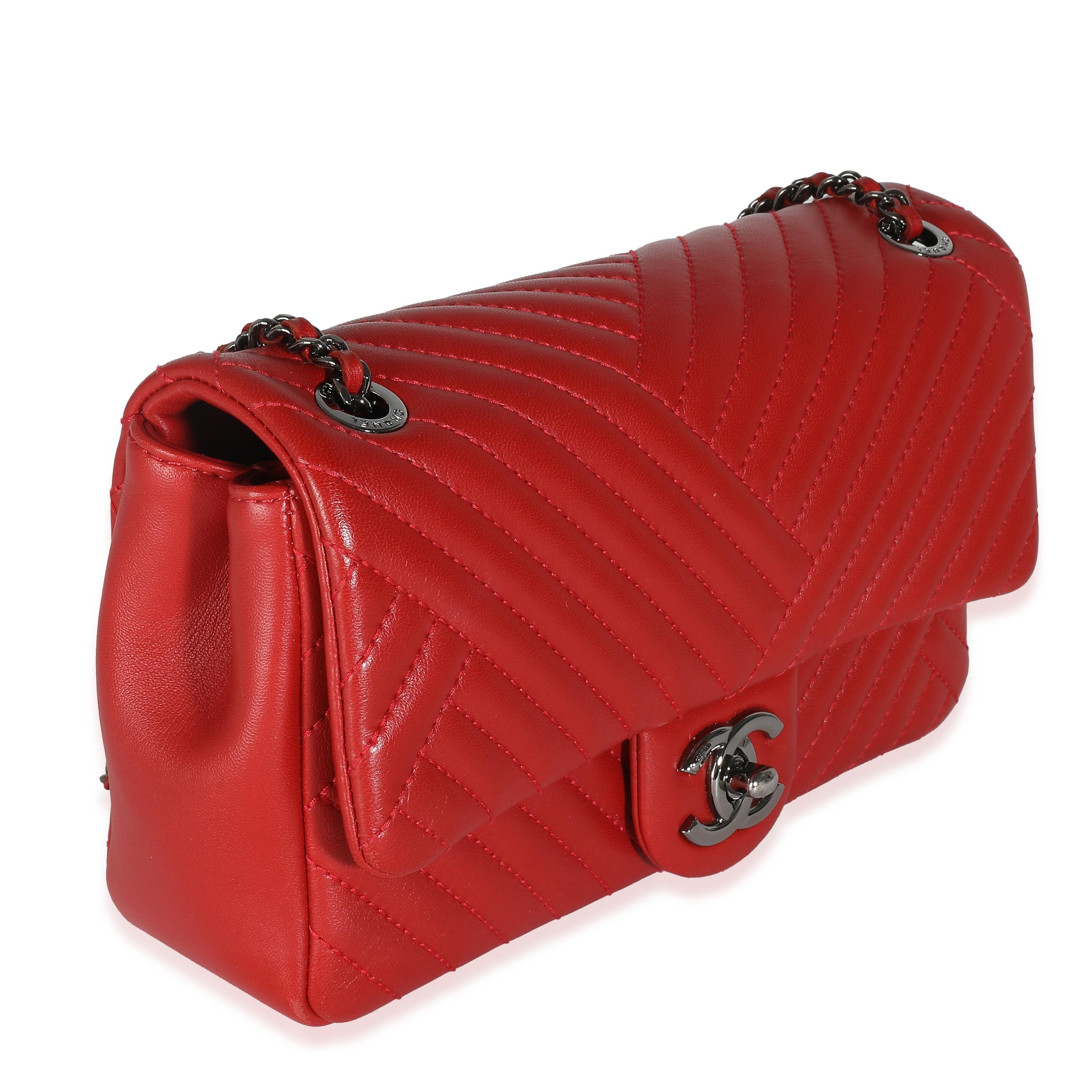 Chanel Red Chevron Lambskin Small CC Crossing Single Flap Bag In Excellent Condition For Sale In New York, NY
