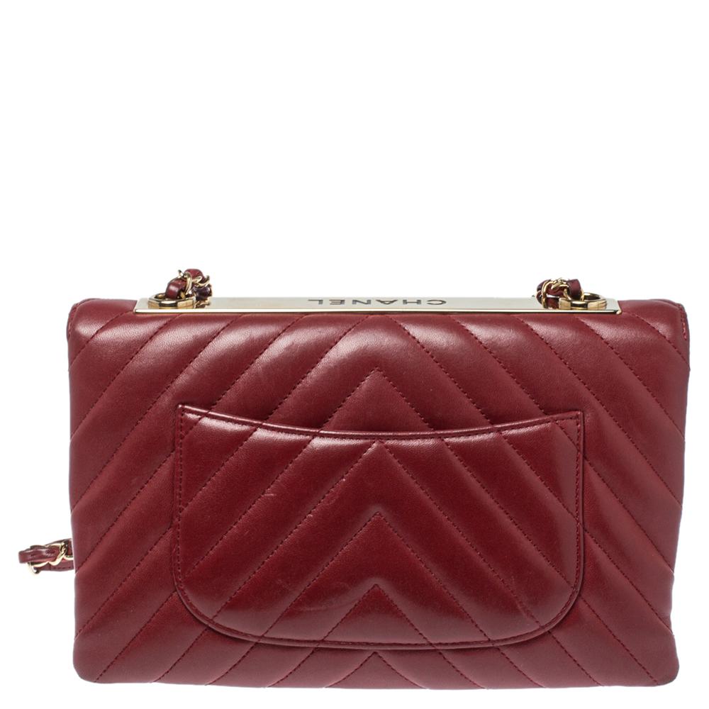 We are in utter awe of this flap bag from Chanel as it is appealing in a surreal way. Exquisitely crafted from leather in a chevron quilt design, it bears their signature label on the leather interior and the iconic CC turn-lock on the flap. The
