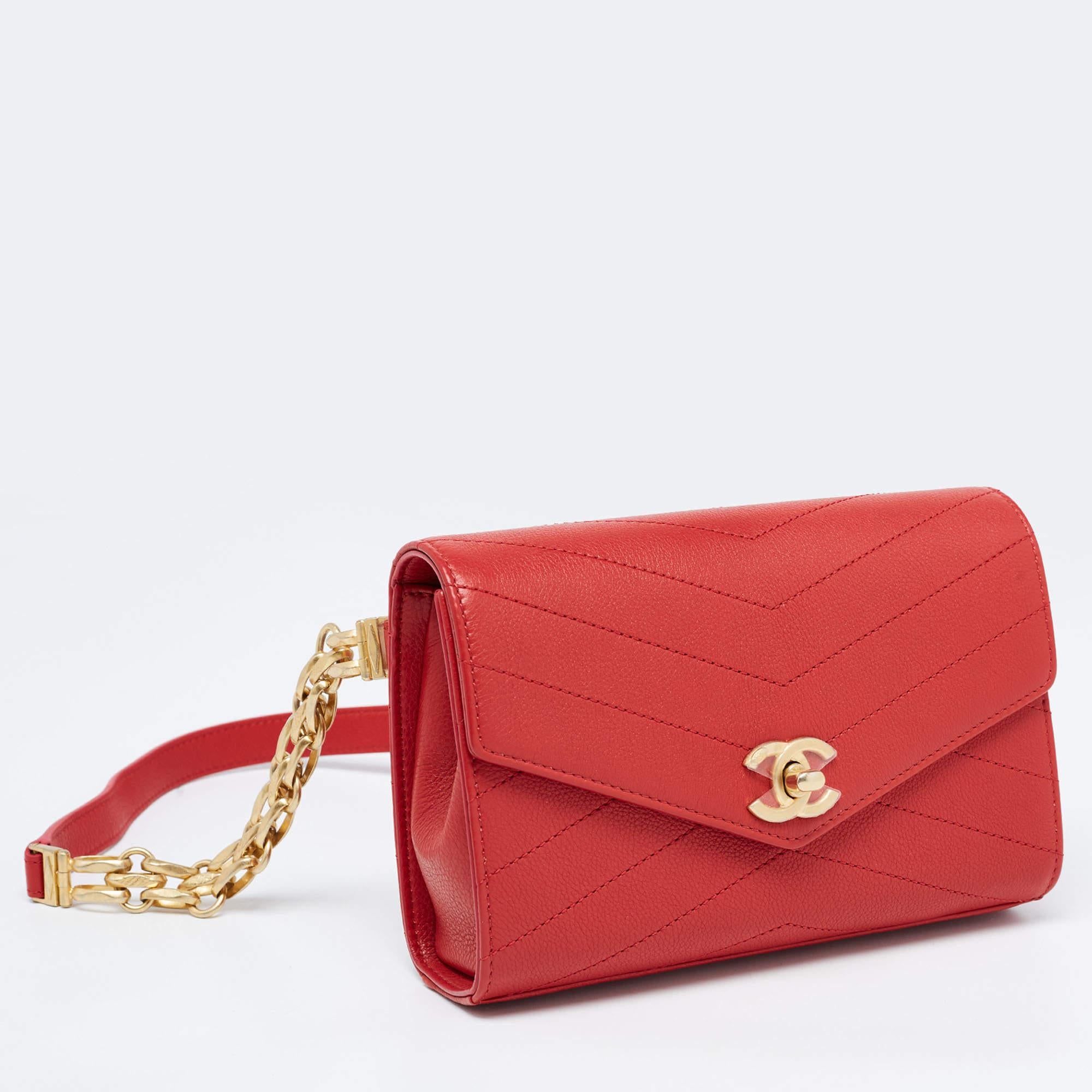 Skilfully designed to deliver an immaculate finish, this bag from Chanel will be a loved accessory. At once simple and fashionable, the belt bag comes made of chevron-quilted leather, and it has a flap with the CC logo, a leather compartment, and an
