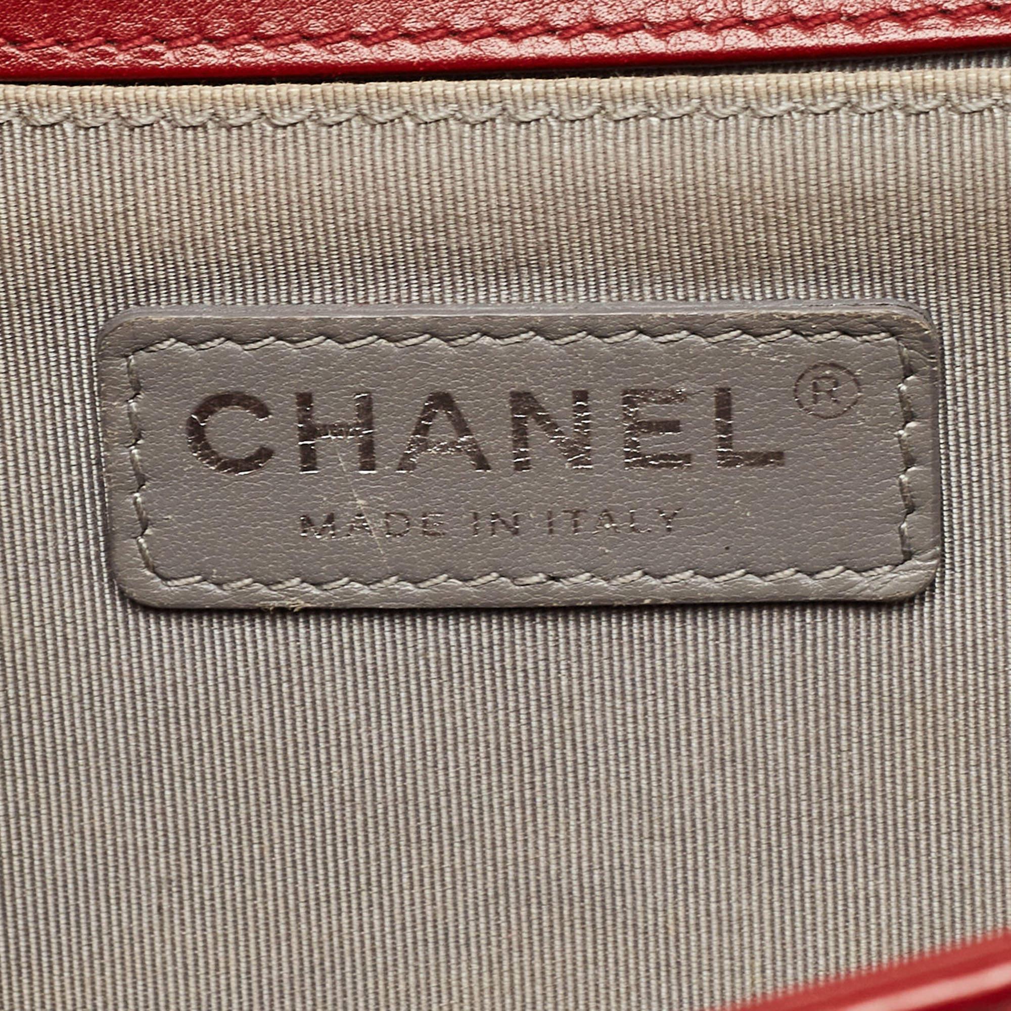 Chanel Sac Boy moyen en cuir rouge à chevrons en vente 6