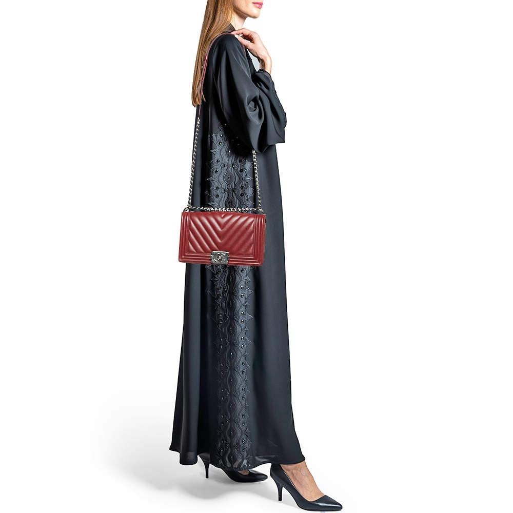 Chanel Red Chevron Leather Medium Boy Bag In Good Condition For Sale In Dubai, Al Qouz 2