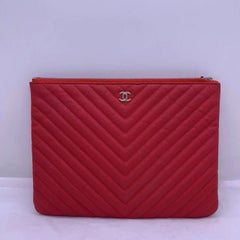 Sac à main Clouch moyen « O-Case » en cuir Caviar matelassé à motif chevron rouge Chanel, avec lettrine « H » argentée
