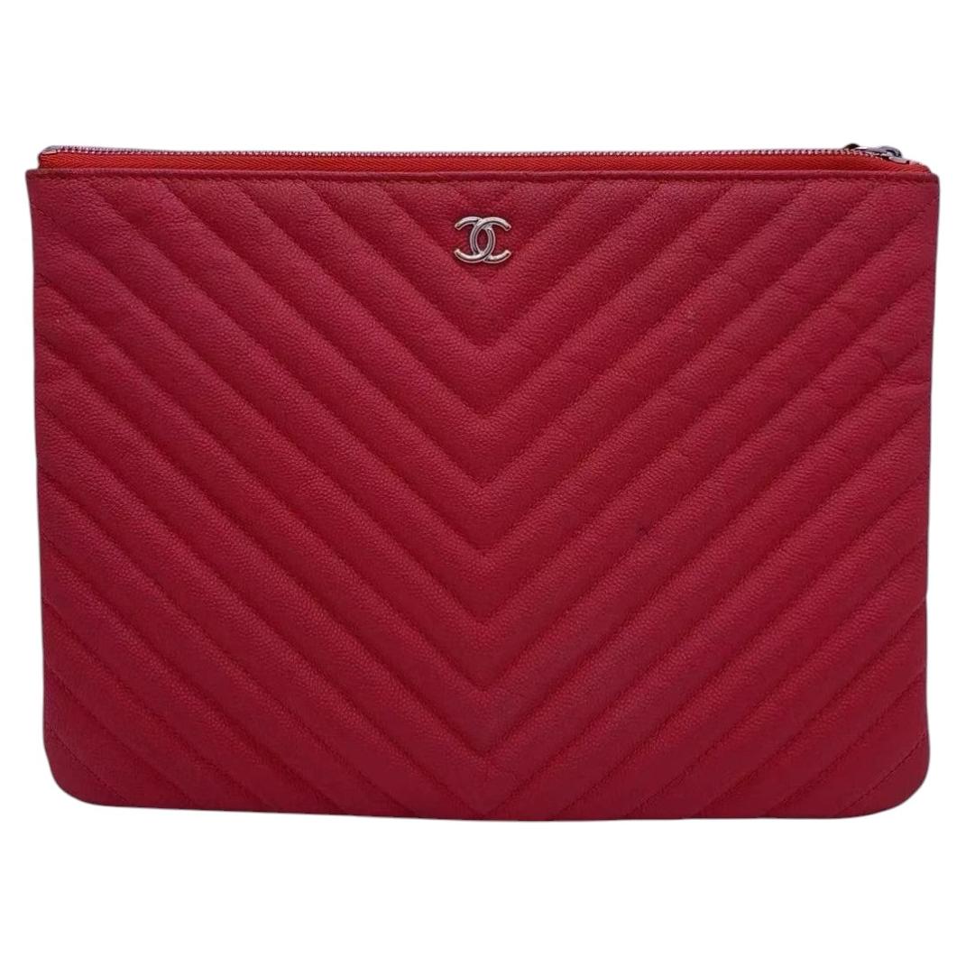 Sac à main Clouch moyen « O-Case » en cuir Caviar matelassé à motif chevron rouge Chanel, avec lettrine « H » argentée en vente