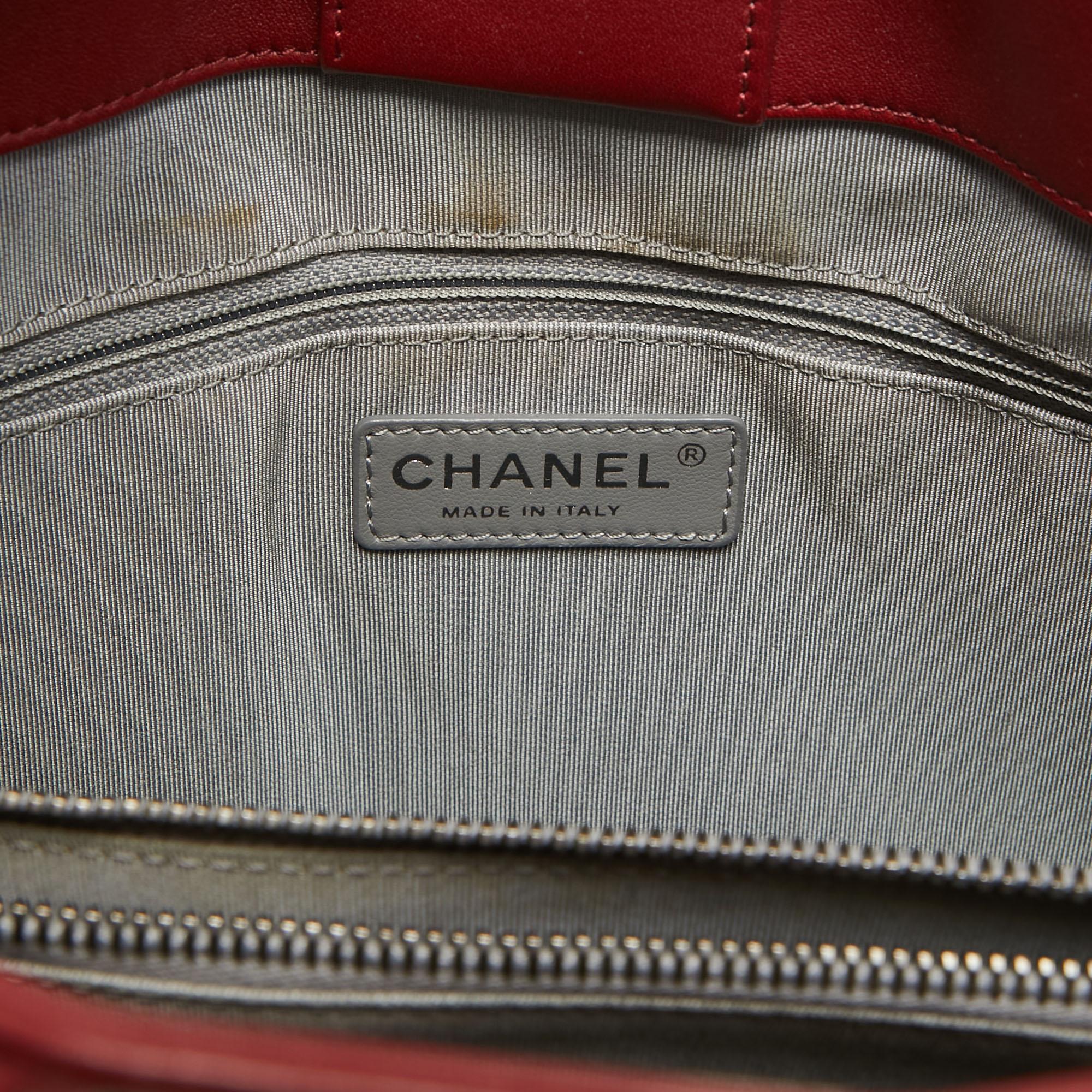 Chanel - Grand sac fourre-tout Boy Shopper en cuir matelassé à chevrons rouge en vente 8