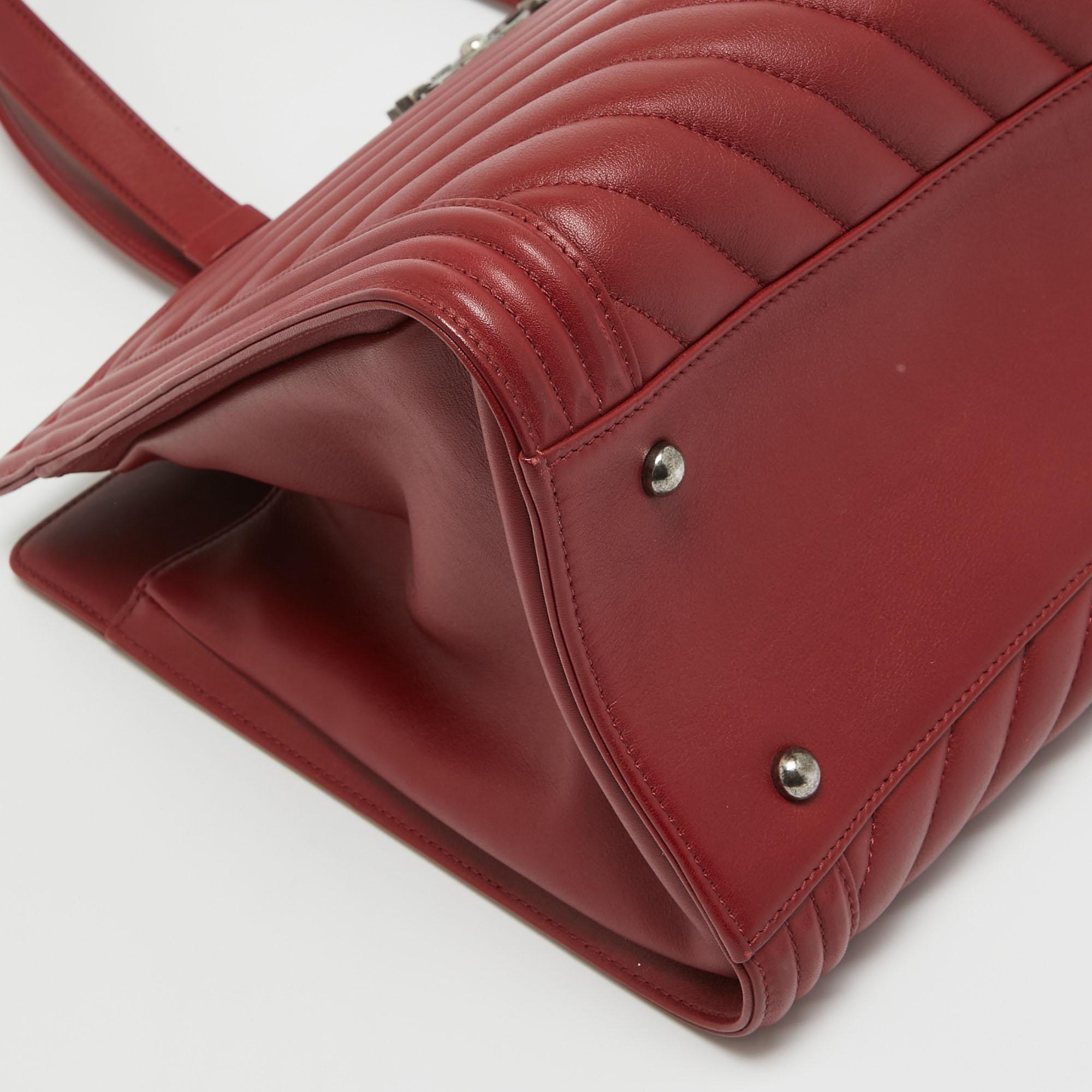 Chanel - Grand sac fourre-tout Boy Shopper en cuir matelassé à chevrons rouge en vente 9