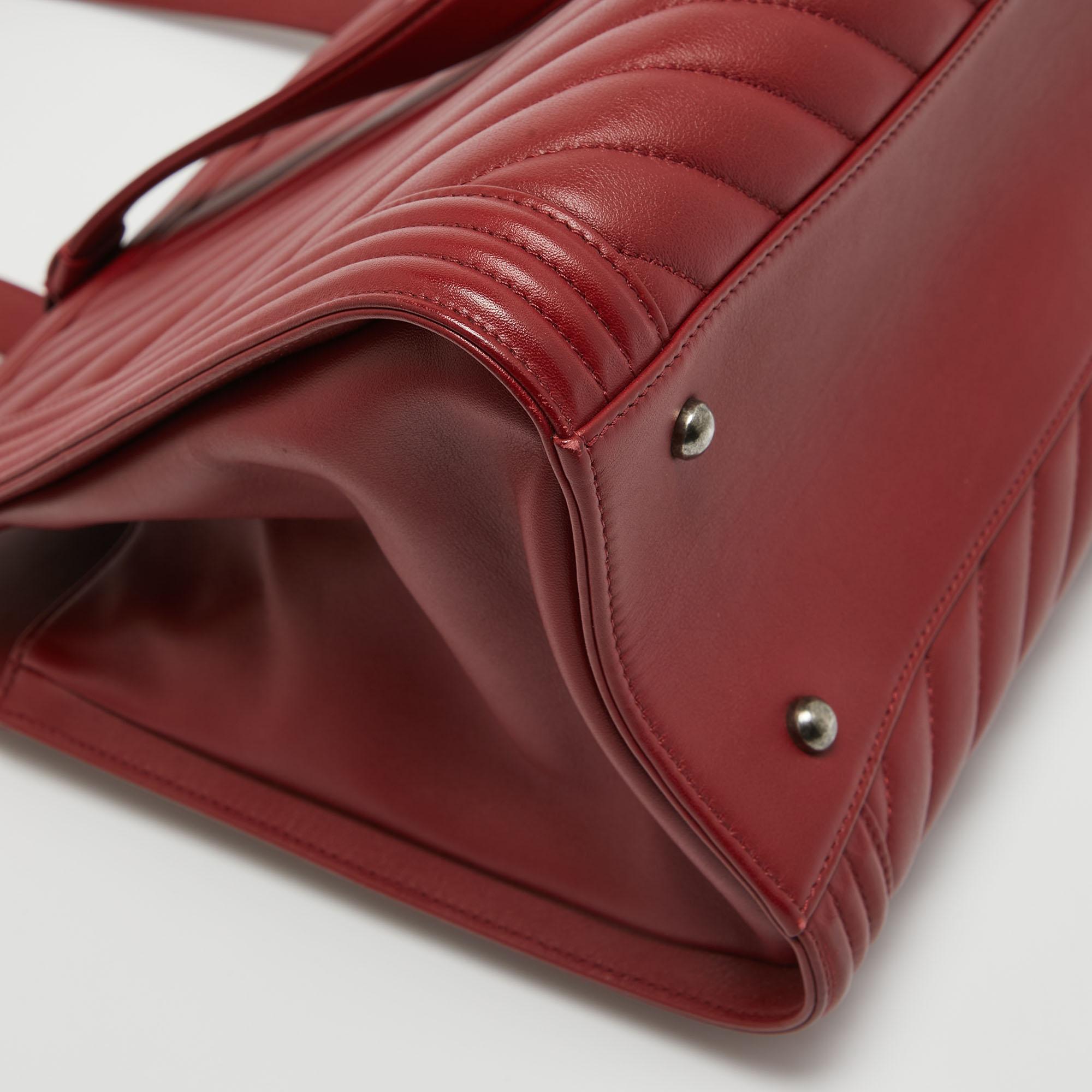 Chanel - Grand sac fourre-tout Boy Shopper en cuir matelassé à chevrons rouge en vente 11