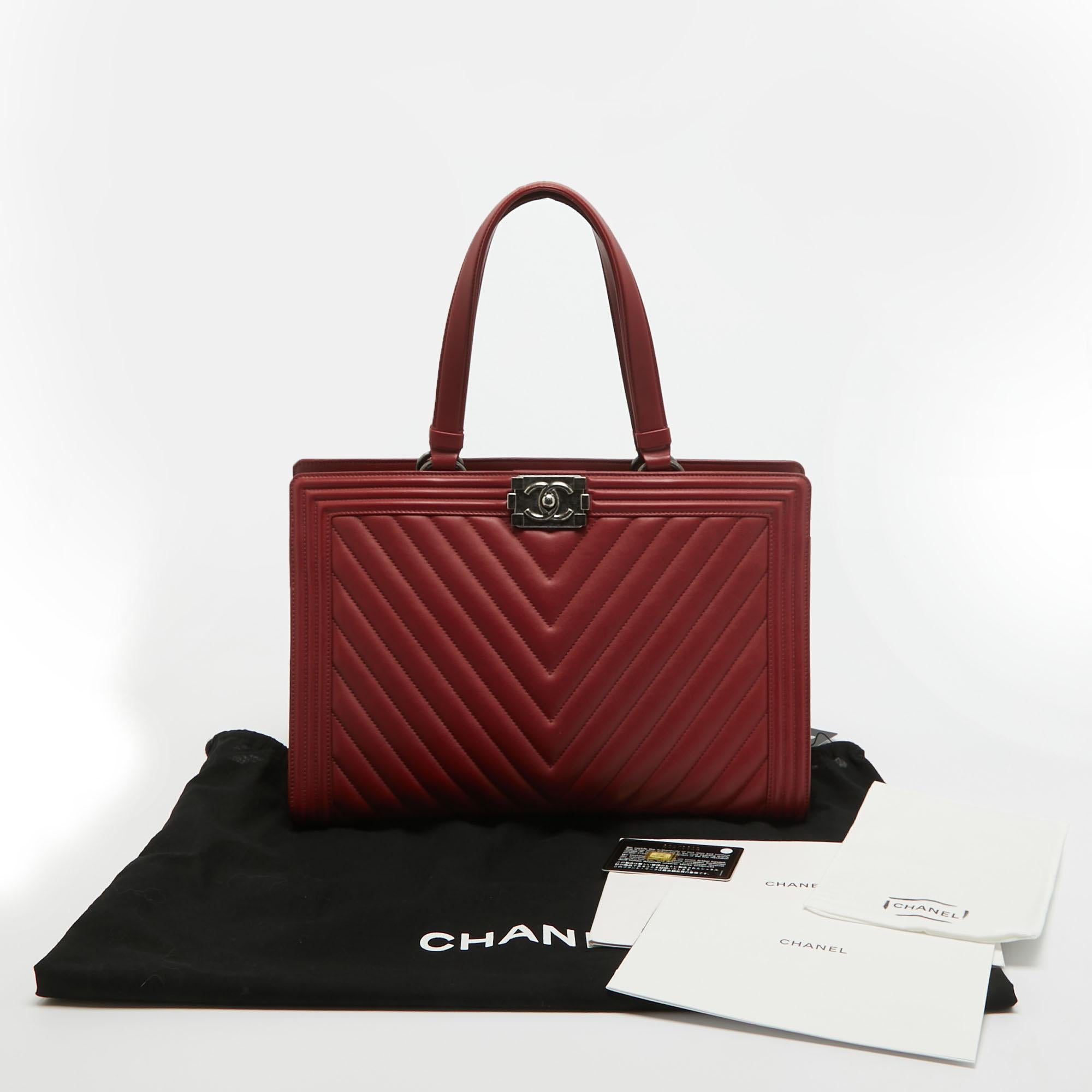 Chanel - Grand sac fourre-tout Boy Shopper en cuir matelassé à chevrons rouge en vente 14