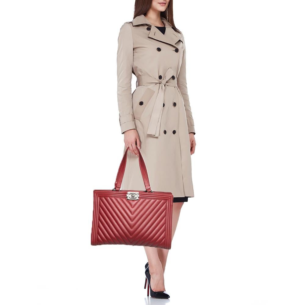 Chanel - Grand sac fourre-tout Boy Shopper en cuir matelassé à chevrons rouge Bon état - En vente à Dubai, Al Qouz 2
