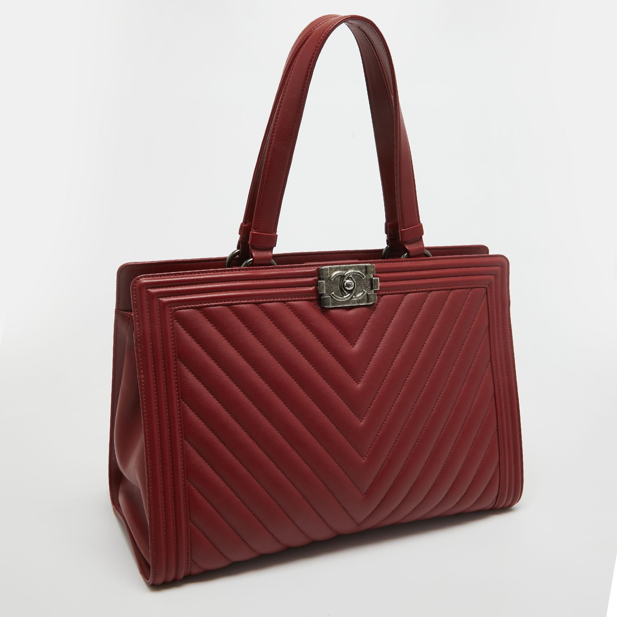 Chanel - Grand sac fourre-tout Boy Shopper en cuir matelassé à chevrons rouge Pour femmes en vente